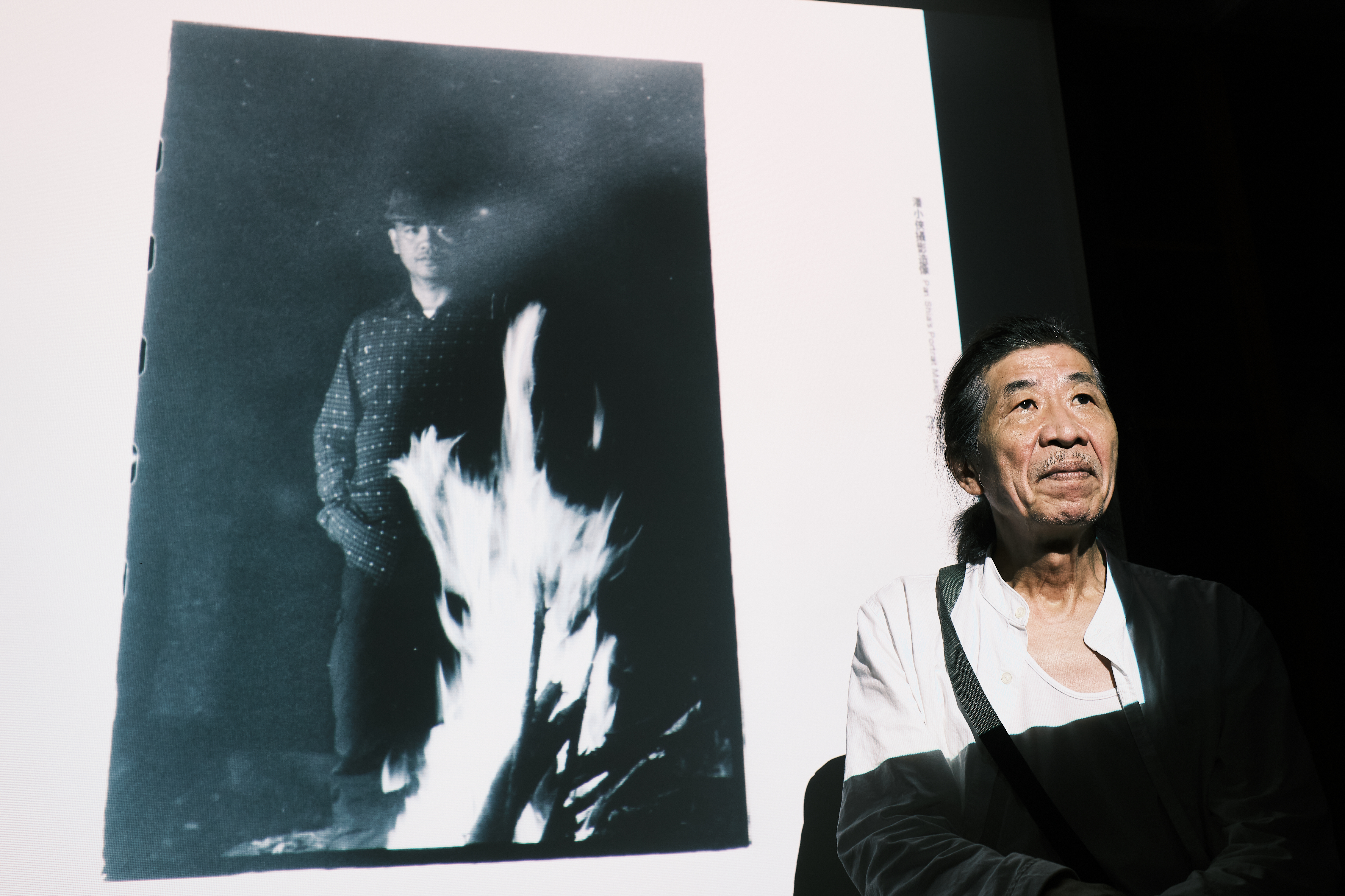 2020年潘小俠出版《台灣作家一百年》，並以原住民作家為主題開座談會。背景圖片為他拍攝的布農族作家乜寇‧索克魯曼，他說自己當天到達部落時已夜深，於是藉燃燒柴火的光線拍照。