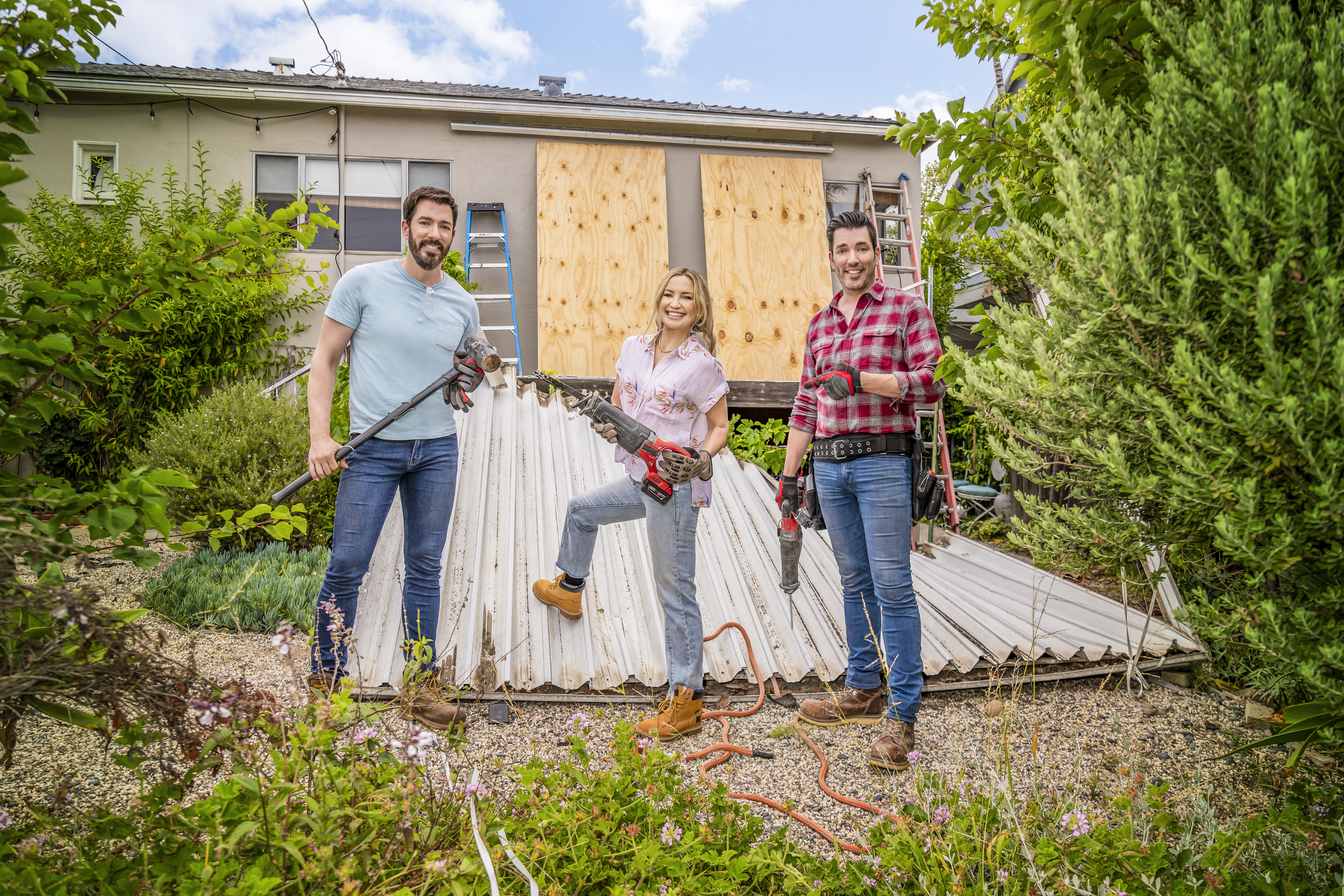 凱特哈德森（中）加入最新一季《房產兄弟：A咖報恩計畫》，一起改造準婆婆的後院。（TLC旅遊生活頻道提供）