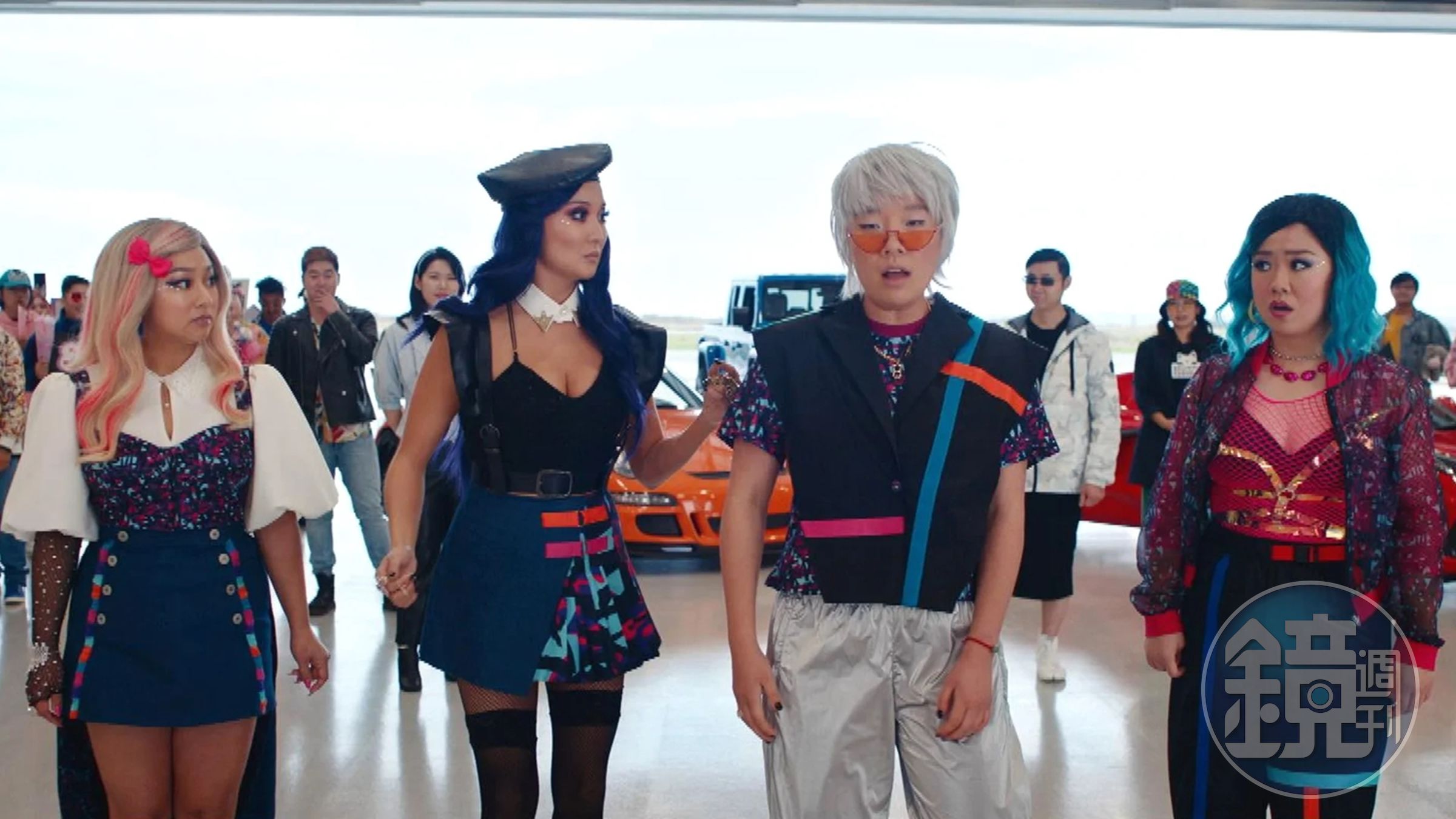 《喜幹會》除了大開亞裔第2代的各種水土不服笑話，更趁機偷婊K-Pop紅透全球，人人都能假裝自己是當紅韓國女團。（車庫娛樂提供）