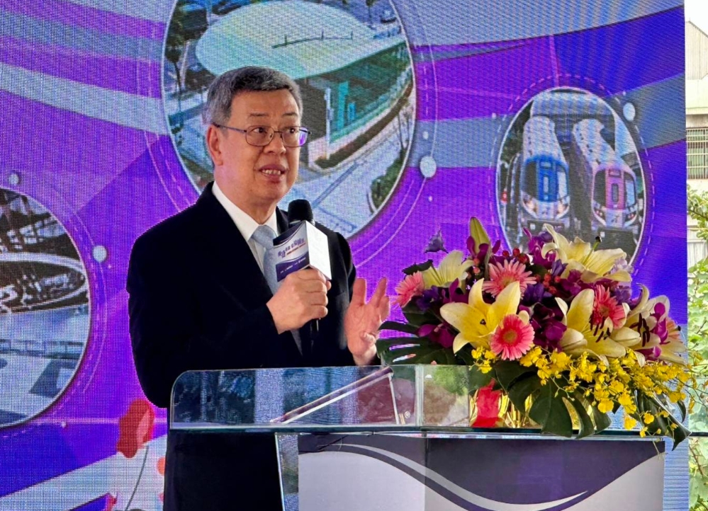 陳建仁今出席機捷老街溪站通車典禮，被問到前瞻計畫預算分配，強調並不會偏重在特定城市。（交通部提供）