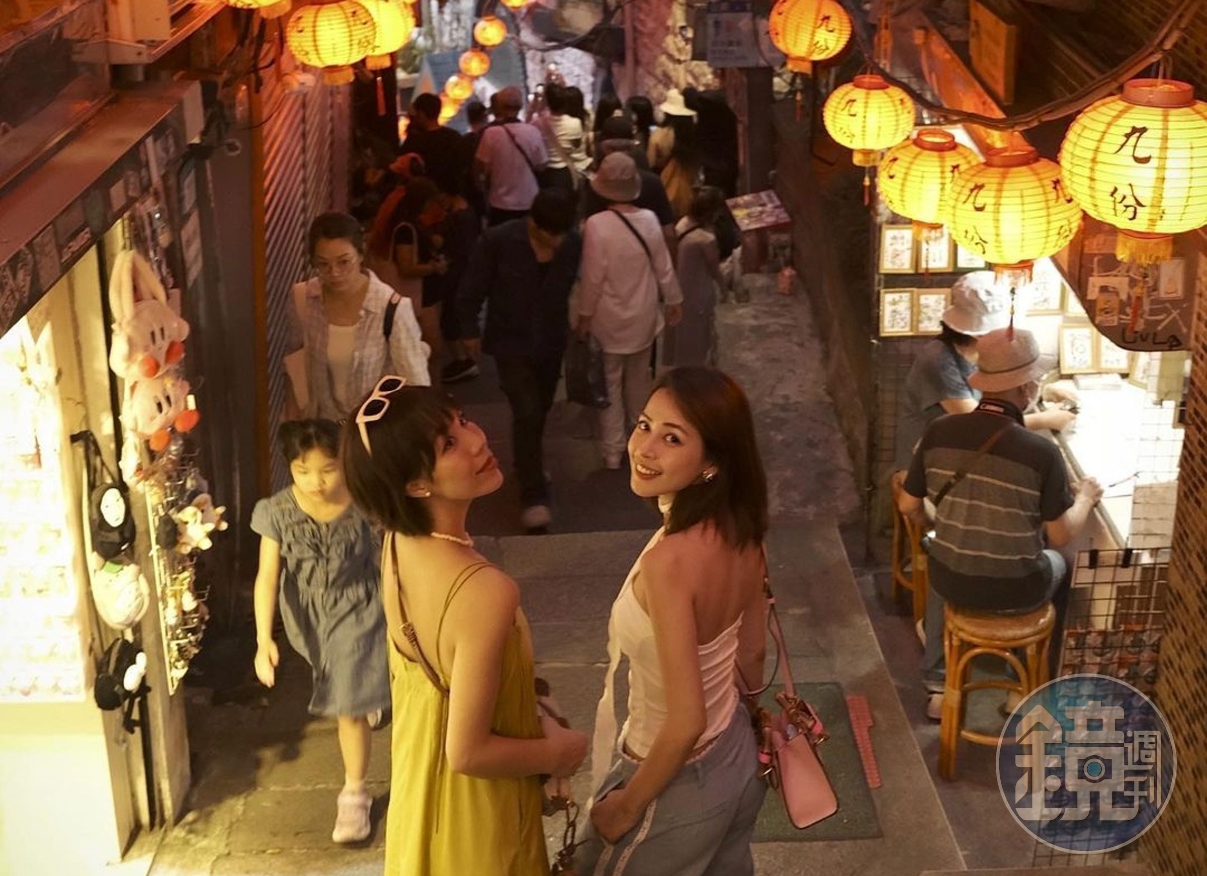 越南頂流女星芝芙（右）與好友瘋狂打卡北北基旅遊景點，她社群的近600萬粉絲都知道台灣哪裡好玩好吃。（翻攝自芝芙微博） 