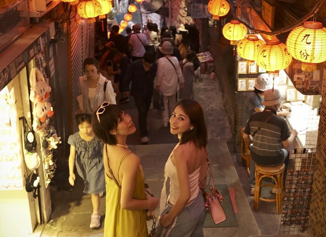 越南頂流女星芝芙（右）與好友瘋狂打卡北北基旅遊景點，她社群的近600萬粉絲都知道台灣哪裡好玩好吃。（翻攝自芝芙微博） 