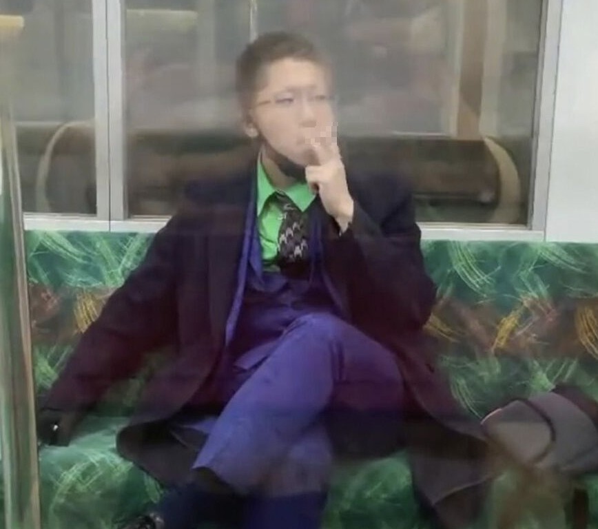 服部恭太在犯案後，坐在車廂內抽菸。（翻攝自推特）