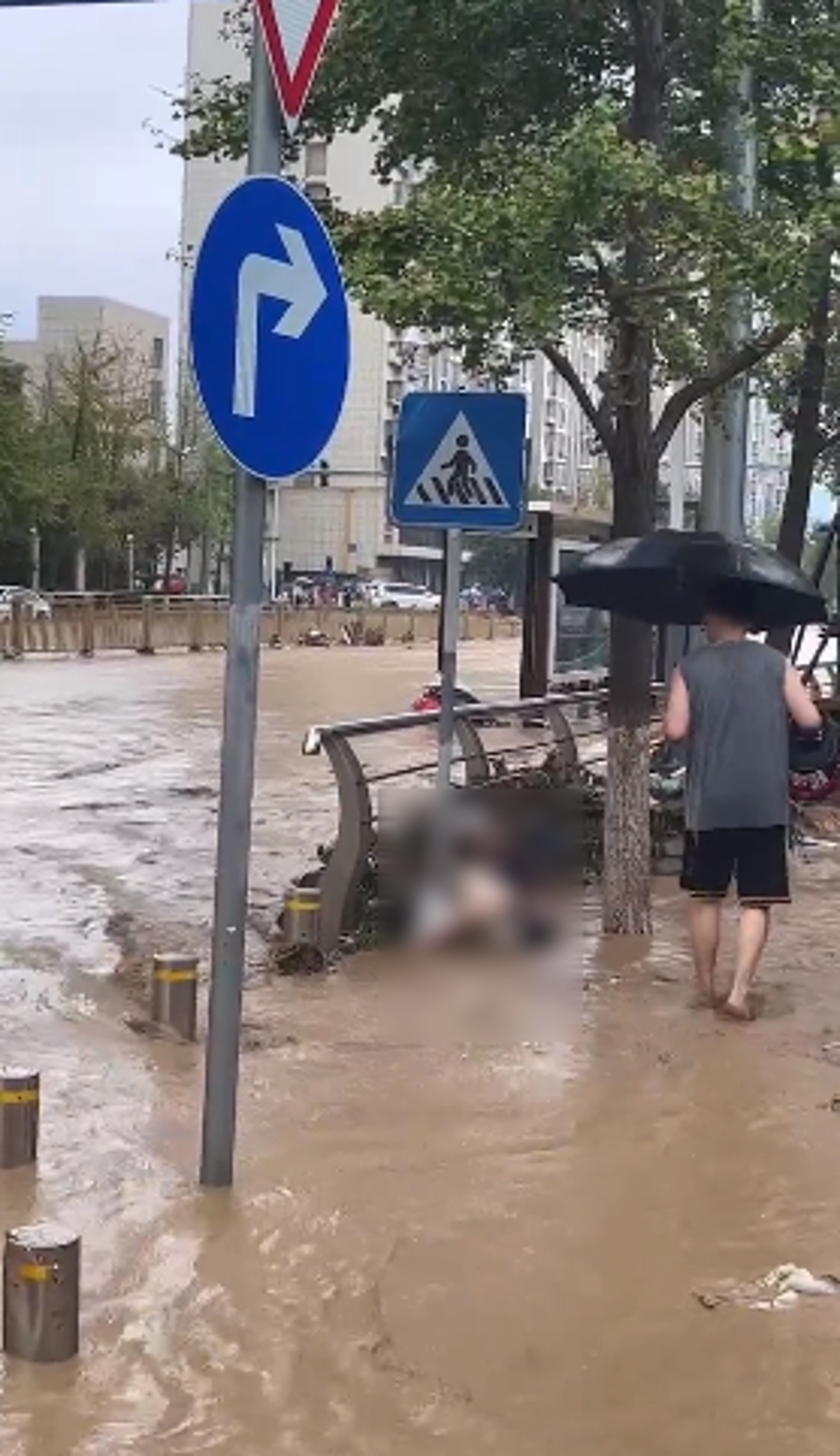 路上洪水退去，發現罹難者遺體。（翻自微博+推特）