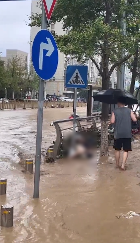 路上洪水退去，發現罹難者遺體。（翻自微博+推特）