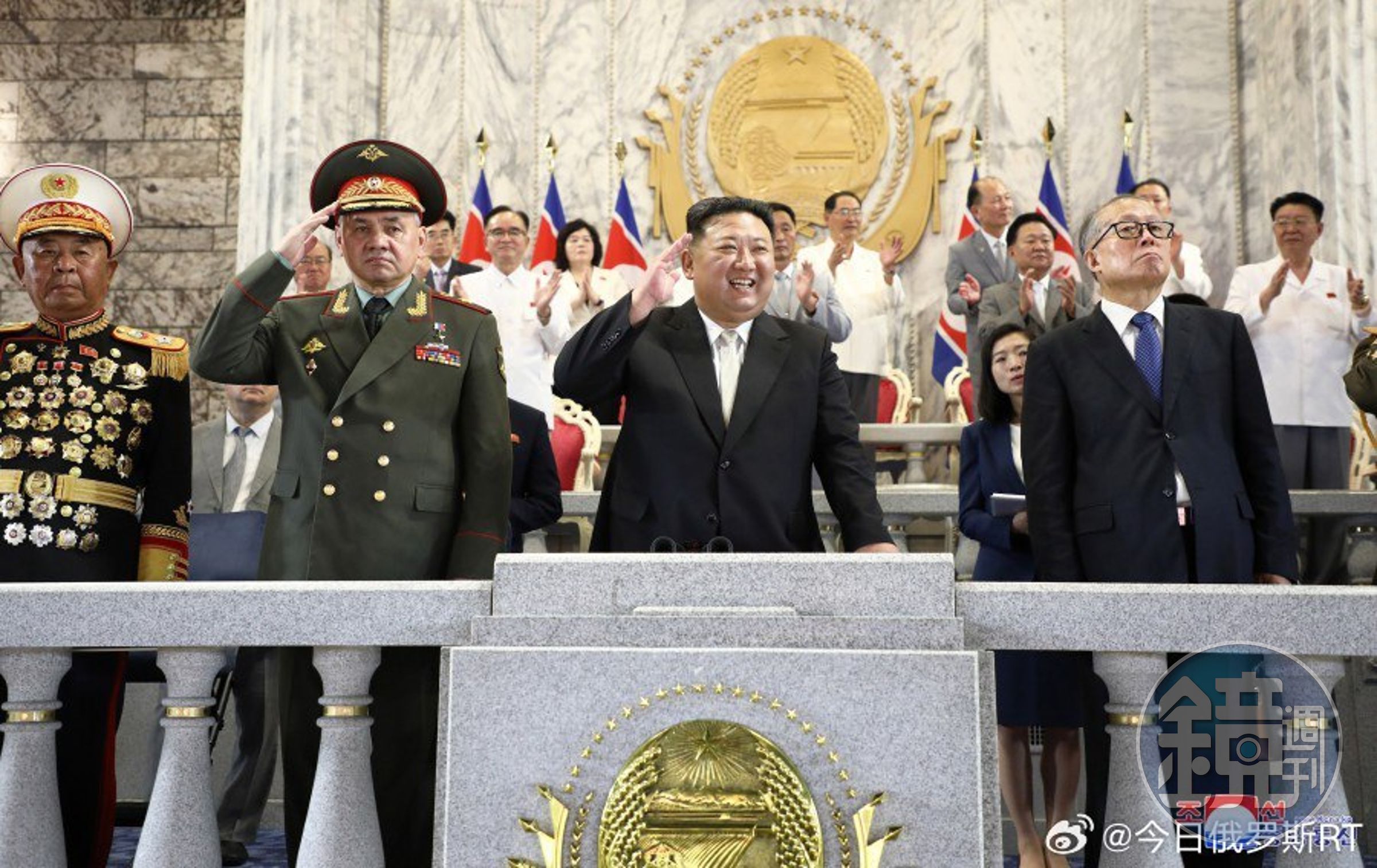 俄羅斯國防部長紹伊古27日出席北韓領導人金正恩的閱兵儀式。（翻攝自微博＠今日俄羅斯RT）