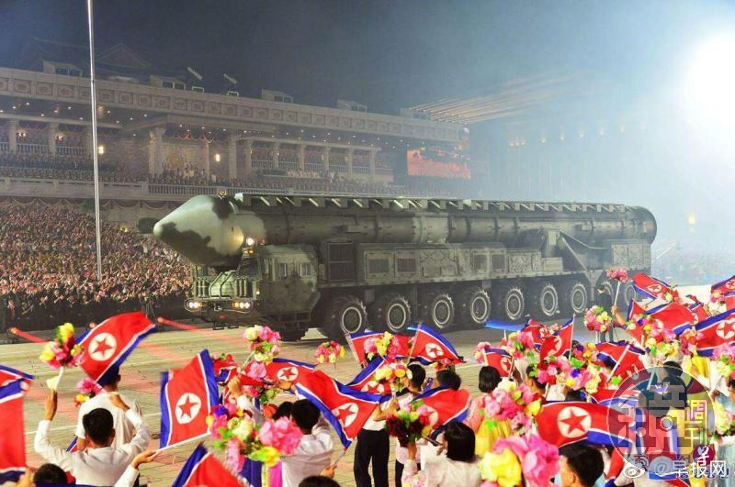 俄羅斯國防部長紹伊古與中共中央政治委員李鴻忠出席北韓閱兵儀式，被認為是體現朝中俄合作。（翻攝自微博＠早報網）