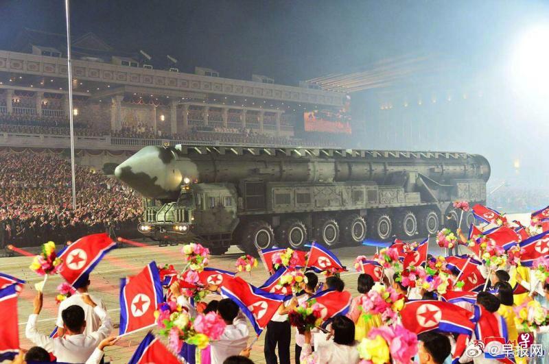 俄羅斯國防部長紹伊古與中共中央政治委員李鴻忠出席北韓閱兵儀式，被認為是體現朝中俄合作。（翻攝自微博＠早報網）