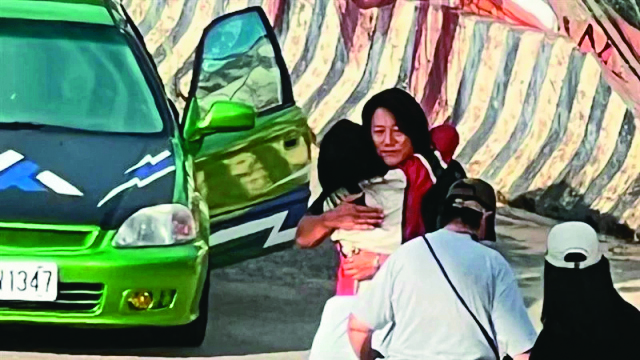 劇組在基隆海濱拍了不少戲分，當地臉書社團就有粉絲捕捉到「韓哥」姜成鎬擁抱桂綸鎂的畫面。（翻攝自基隆人大小事資訊天地臉書）
