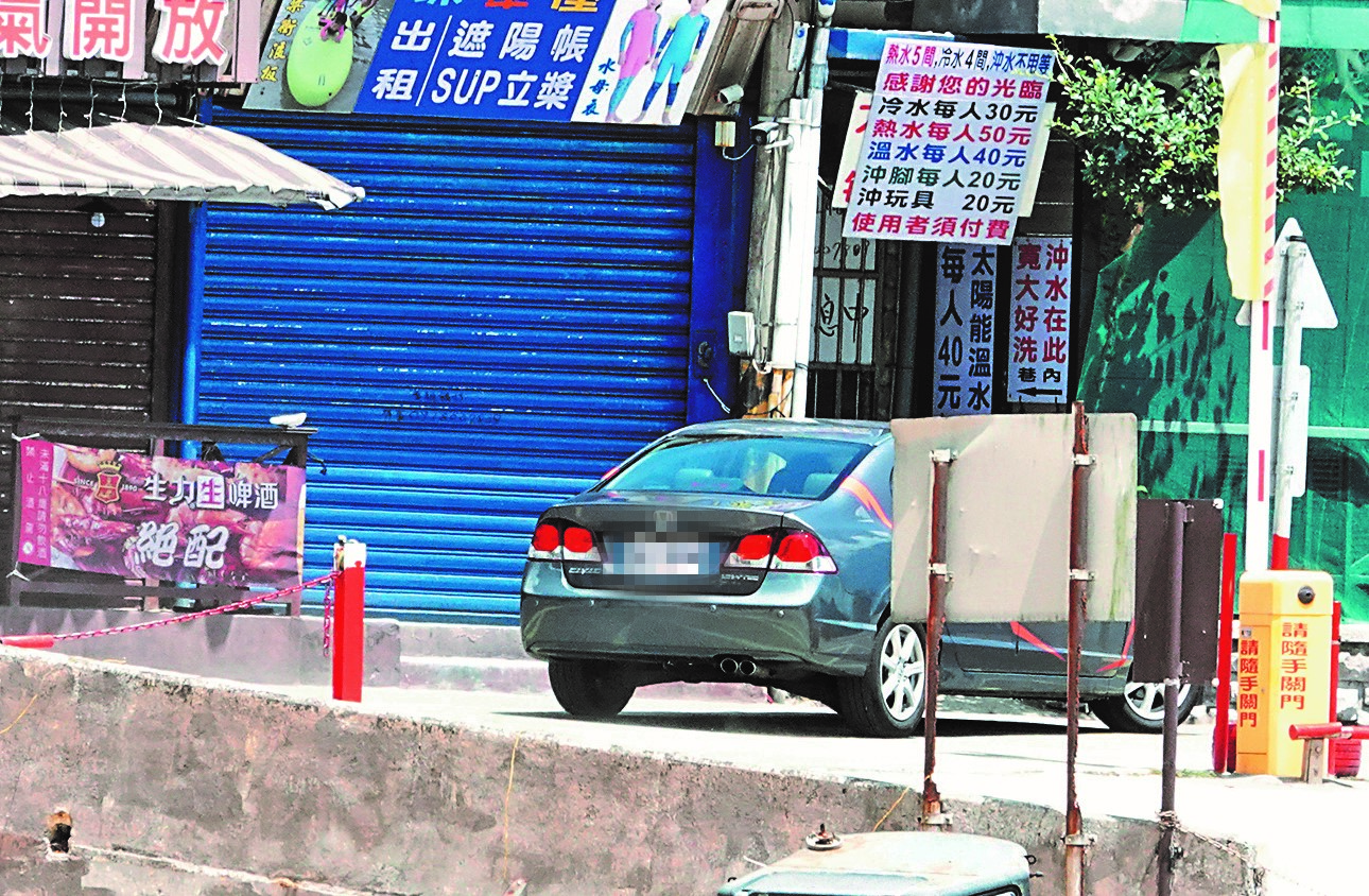 7月25日10：53，一場灰色房車衝上斜坡的甩尾鏡頭只拍兩次就順利完成，可見劇組專業度。