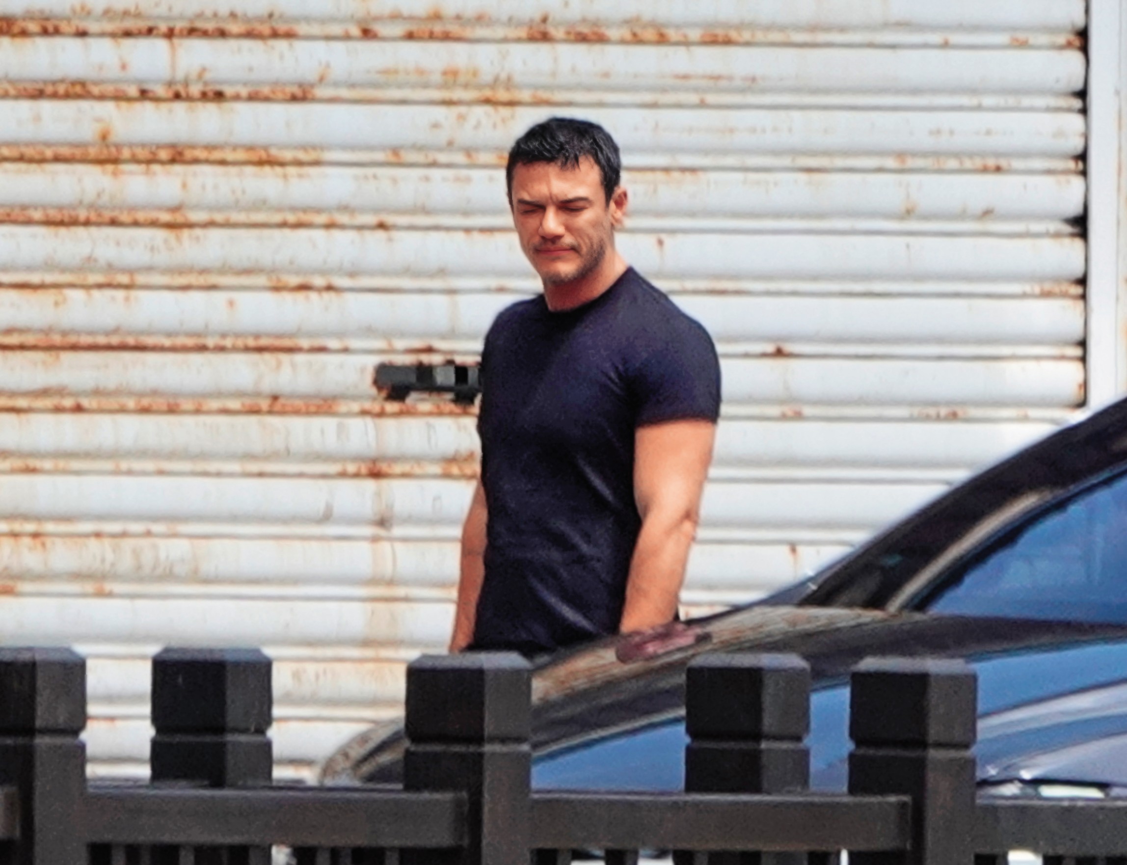 7月25日10：38，工作了一上午的路克伊凡斯被大太陽曬到眼睛都張不開，還好馬上就可以收工。