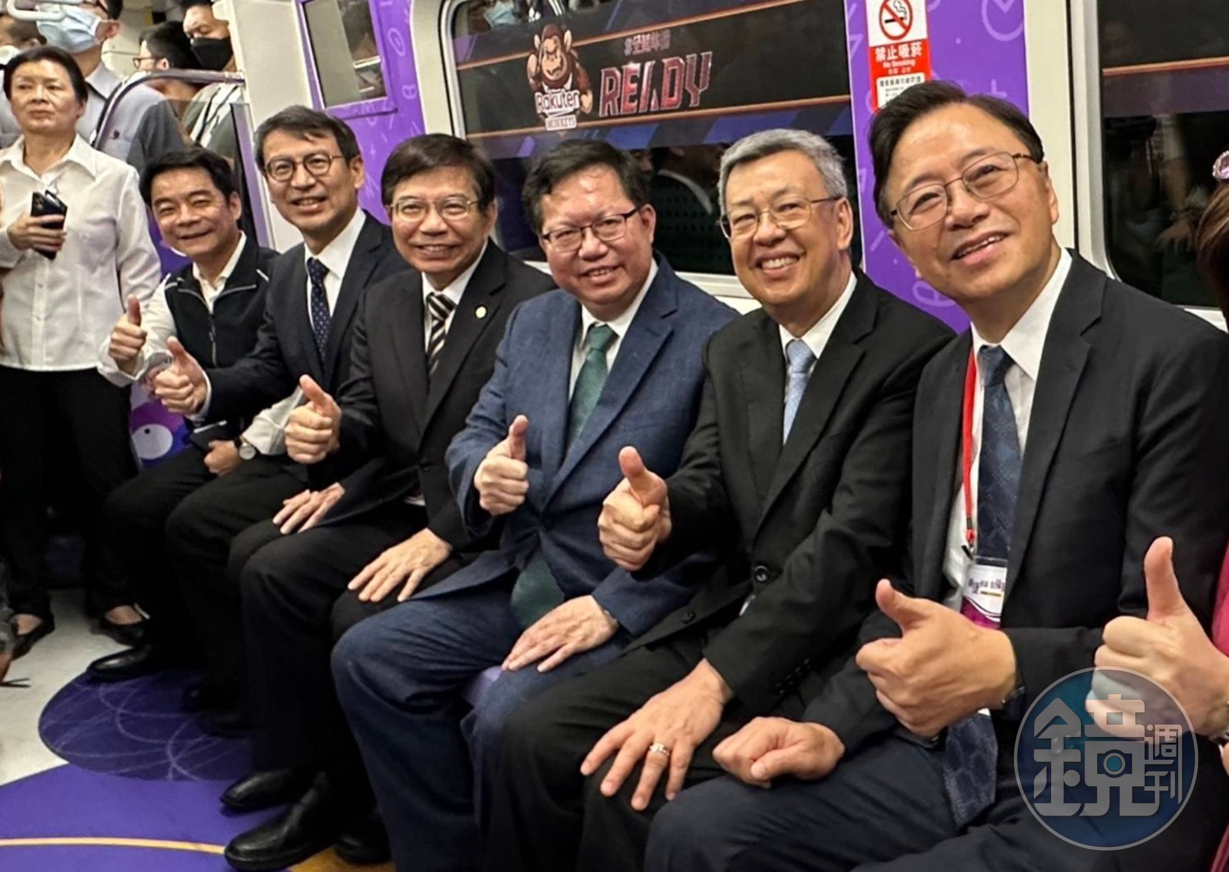 張善政（右起）、陳建仁、鄭文燦、王國材、林子倫、伍勝園今在機捷老街溪站通車典禮上合影。（交通部提供）