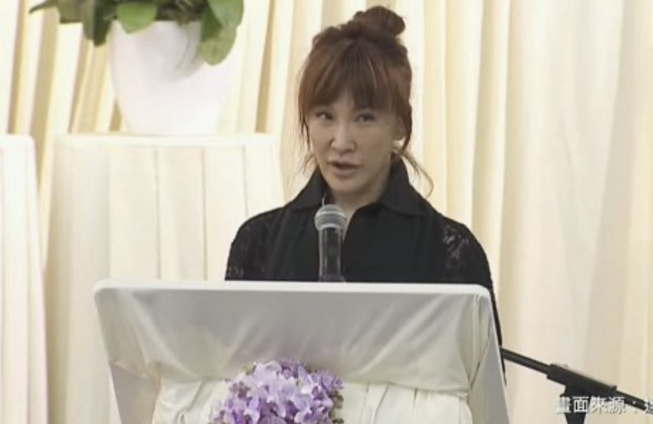 李玟二姊李思林一臉憔悴致詞。(圖/翻攝自YouTube)
