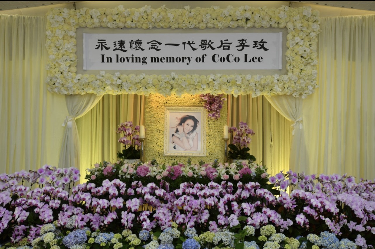 李玟靈堂現場可以見到整片她生前最愛的紫色花海。(圖/星島日報提供)