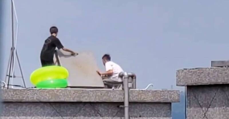 少年到頂樓後，逕自打開水塔將其作為泳池戲水。（翻攝自社會事新聞影音）