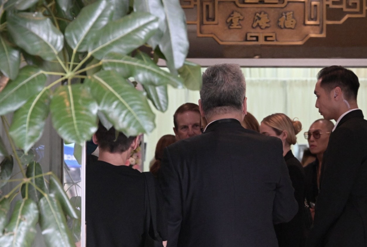 李玟老公Bruce現身靈堂。(圖/星島日報提供)