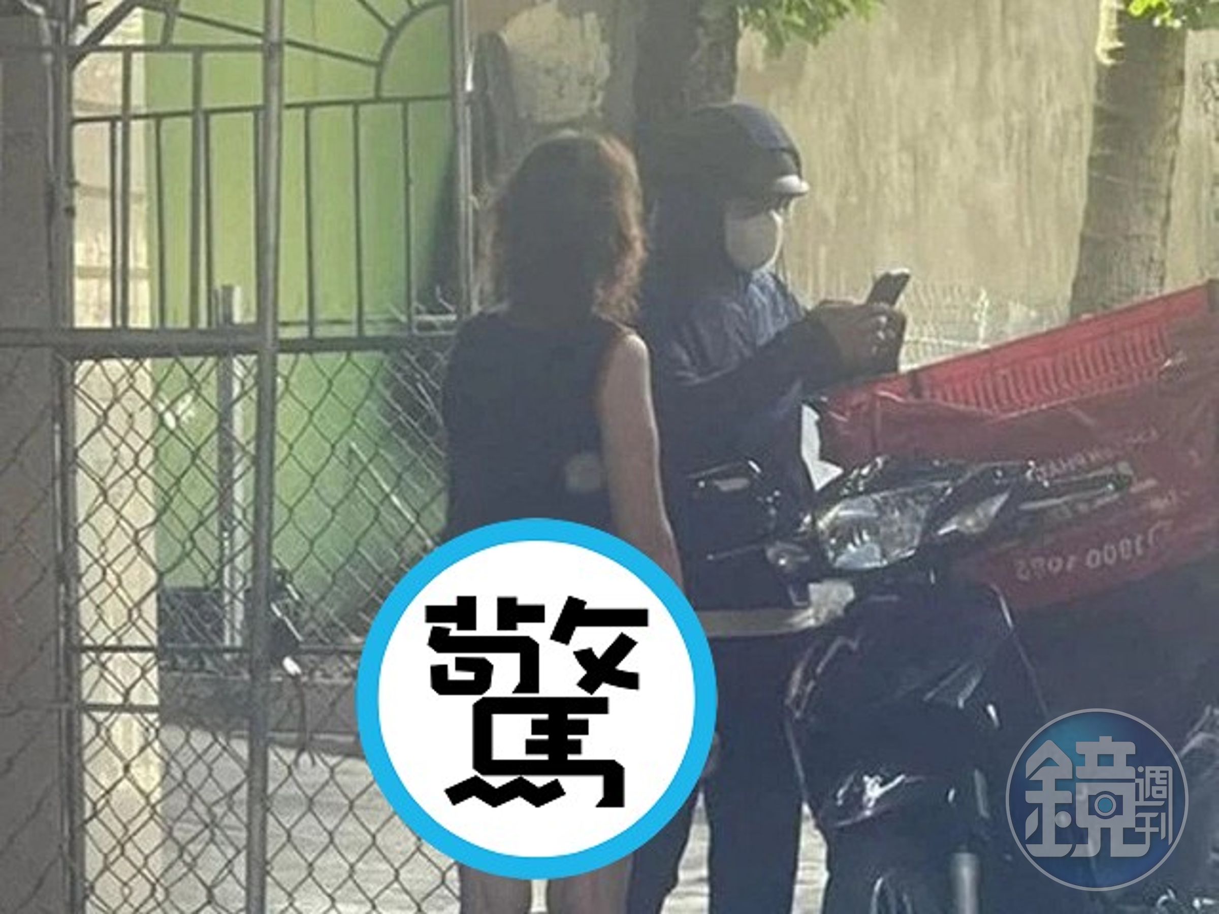 阿姨真的很急!沒穿褲子就跑出去拿快遞,還有妹子「帶奶奶見外送員」。(翻自yeah1.com)