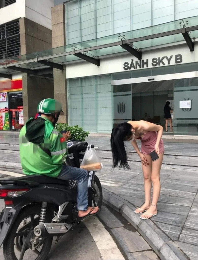 妹子「很有誠意」對待外送員。（翻自yeah1.com）