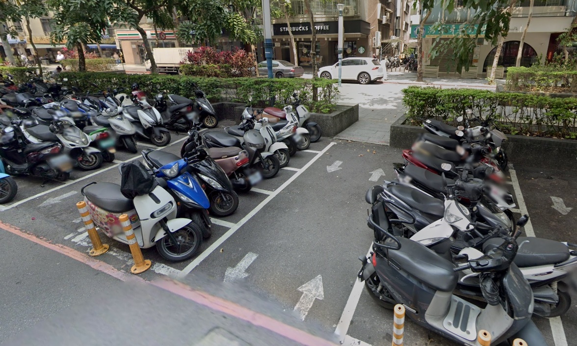 東區商圈瑠公公園旁的機車格因改建塗銷，市府規劃在附近增設停車格及YouBike站點。（翻攝自Google Map）