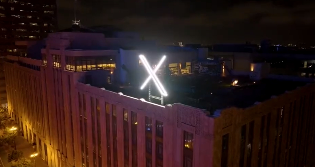 舊金山X總部上的巨大發光招牌為附近居民帶來嚴重光害，引發民怨。（翻攝自@elonmusk的X）