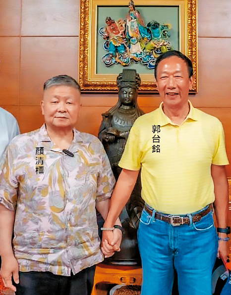 郭台銘7月25日赴台中大甲鎮瀾宮，拜會黑派要角顏清標，兩人一度十指緊扣，凸顯好交情。（郭台銘辦公室提供）