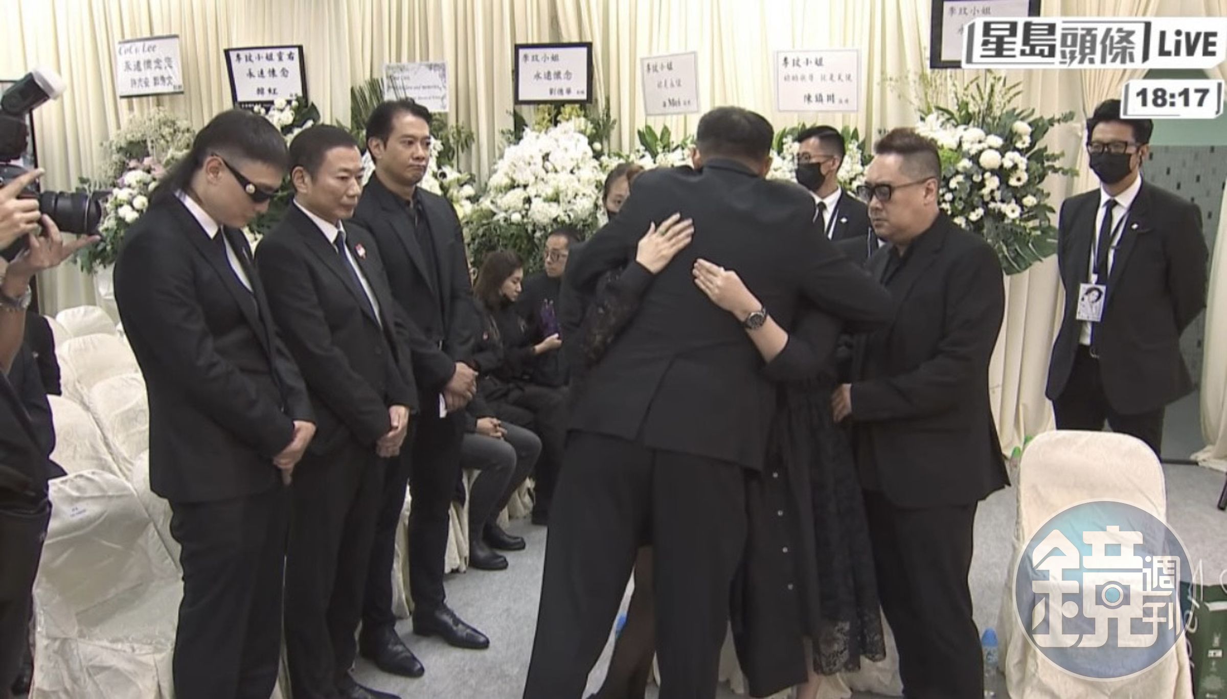 結束公祭後，李玟大姊、二姊突抱著一位男性友人放聲大哭。（圖／星島日報提供）