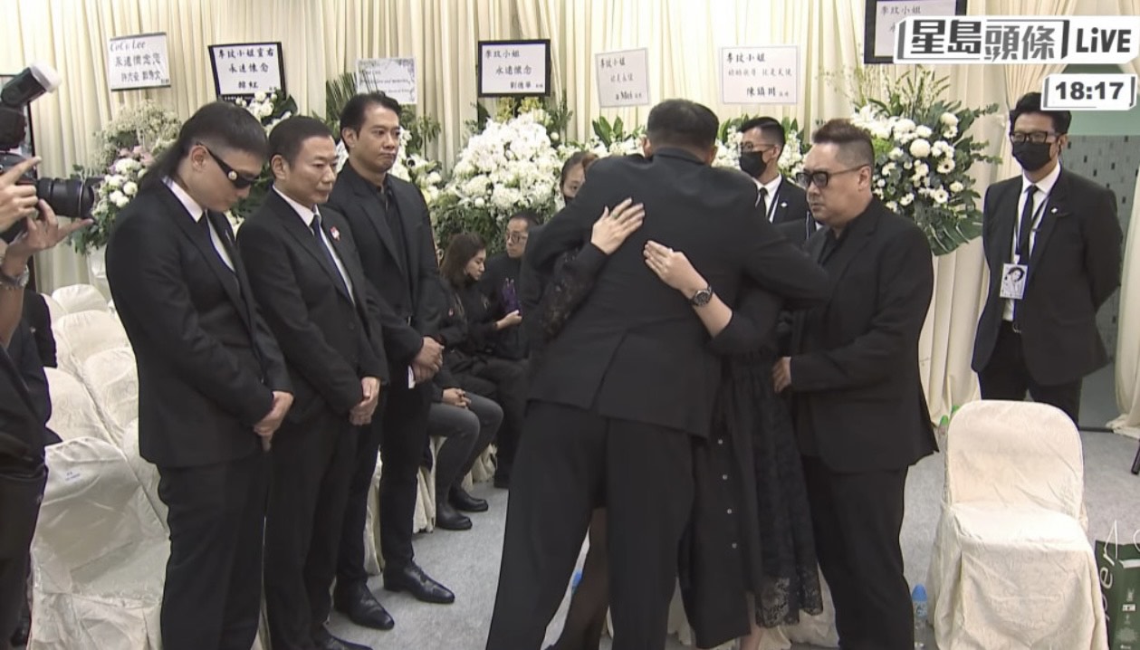 結束公祭後，李玟大姊、二姊突抱著一位男性友人放聲大哭。（圖／星島日報提供）