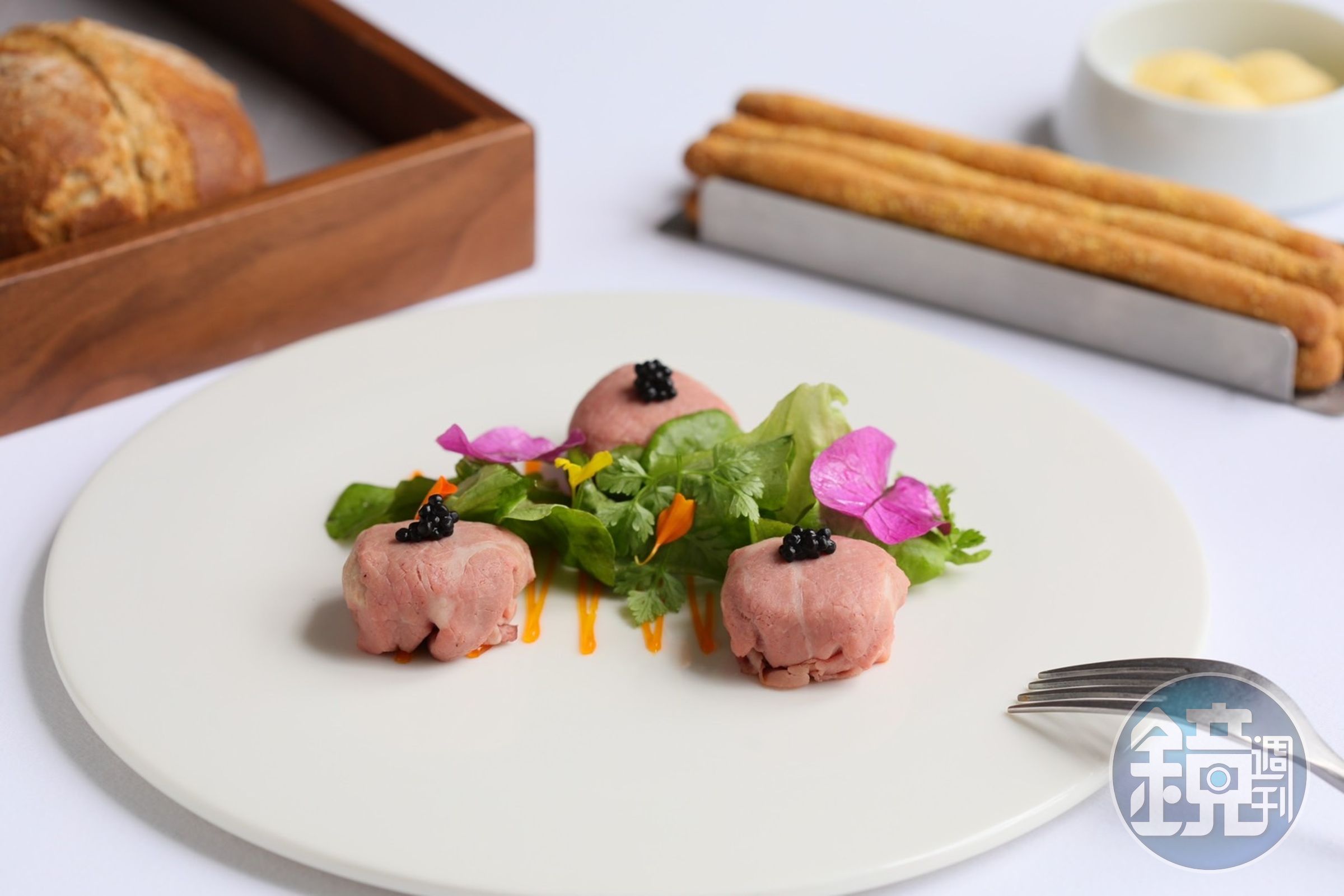 改良自北義道地菜餚的前菜「皮埃蒙特小牛肉」，外層牛肉薄嫩不失彈性，咬下是鹹香飽滿的鮪魚醬。