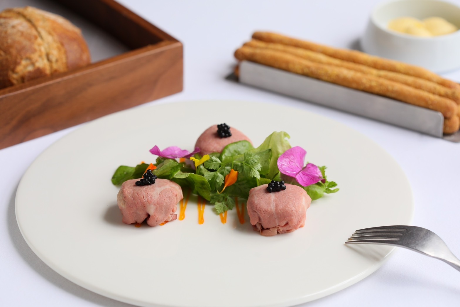 改良自北義道地菜餚的前菜「皮埃蒙特小牛肉」，外層牛肉薄嫩不失彈性，咬下是鹹香飽滿的鮪魚醬。