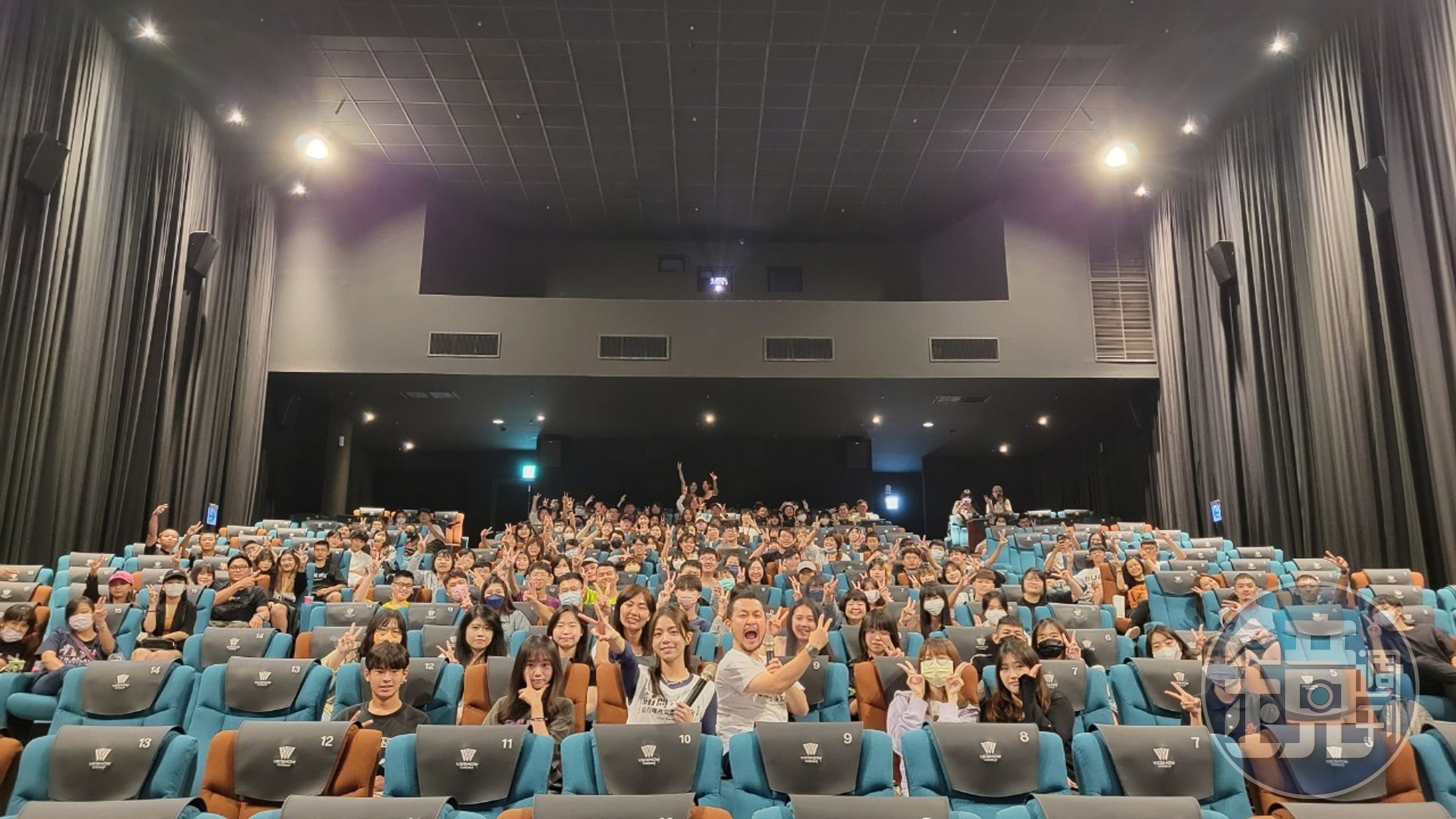 導演九把刀與宋芸樺勤跑映後，與觀眾近距離互動。（傳影互動提供）