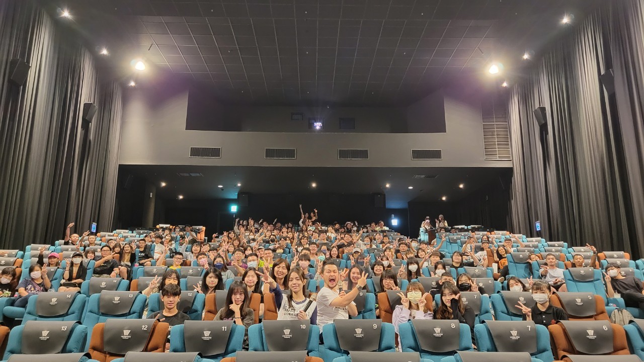 導演九把刀與宋芸樺勤跑映後,與觀眾近距離互動。(傳影互動提供)