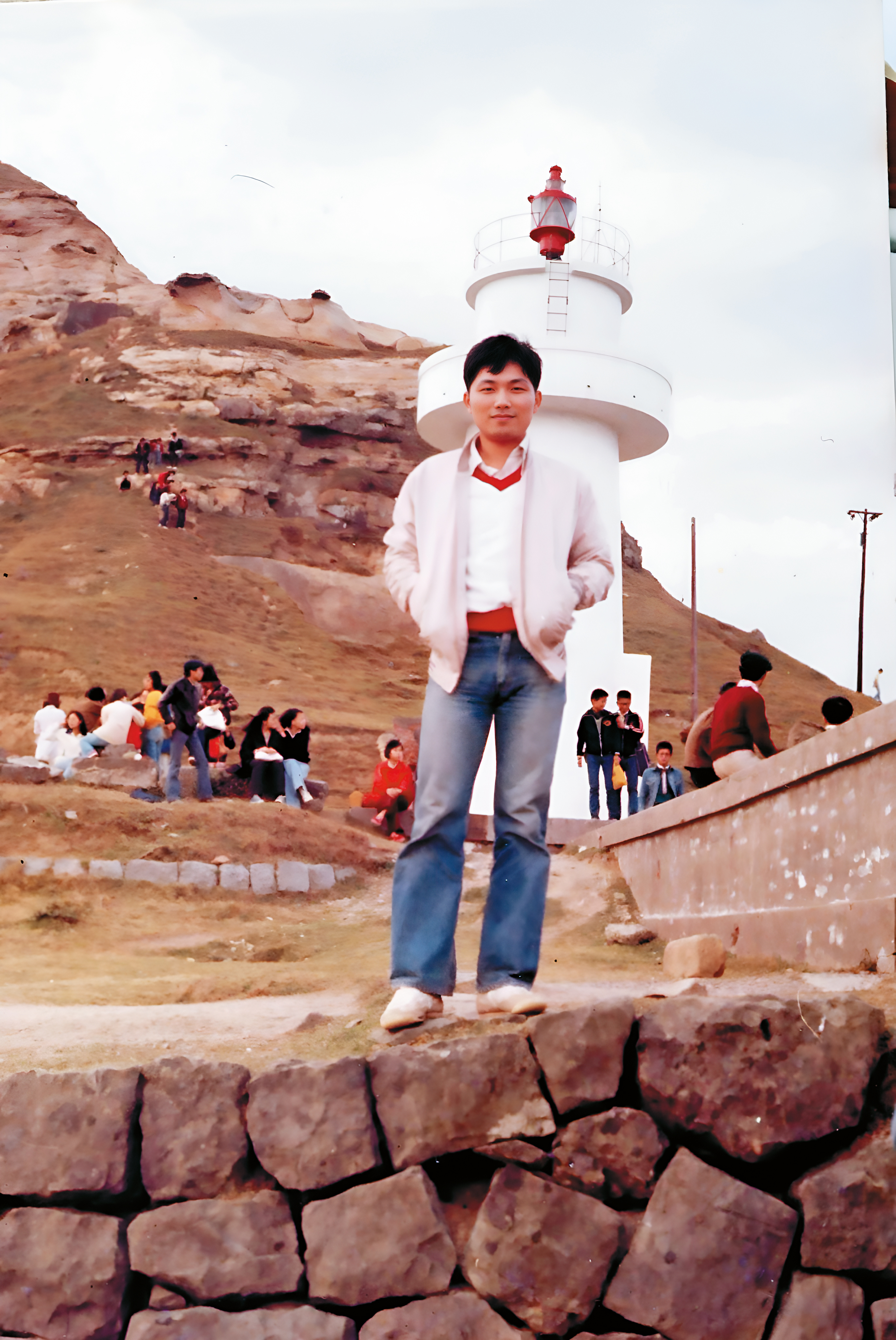 侯友宜就讀中央警官學校，參加學生旅遊時的照片。