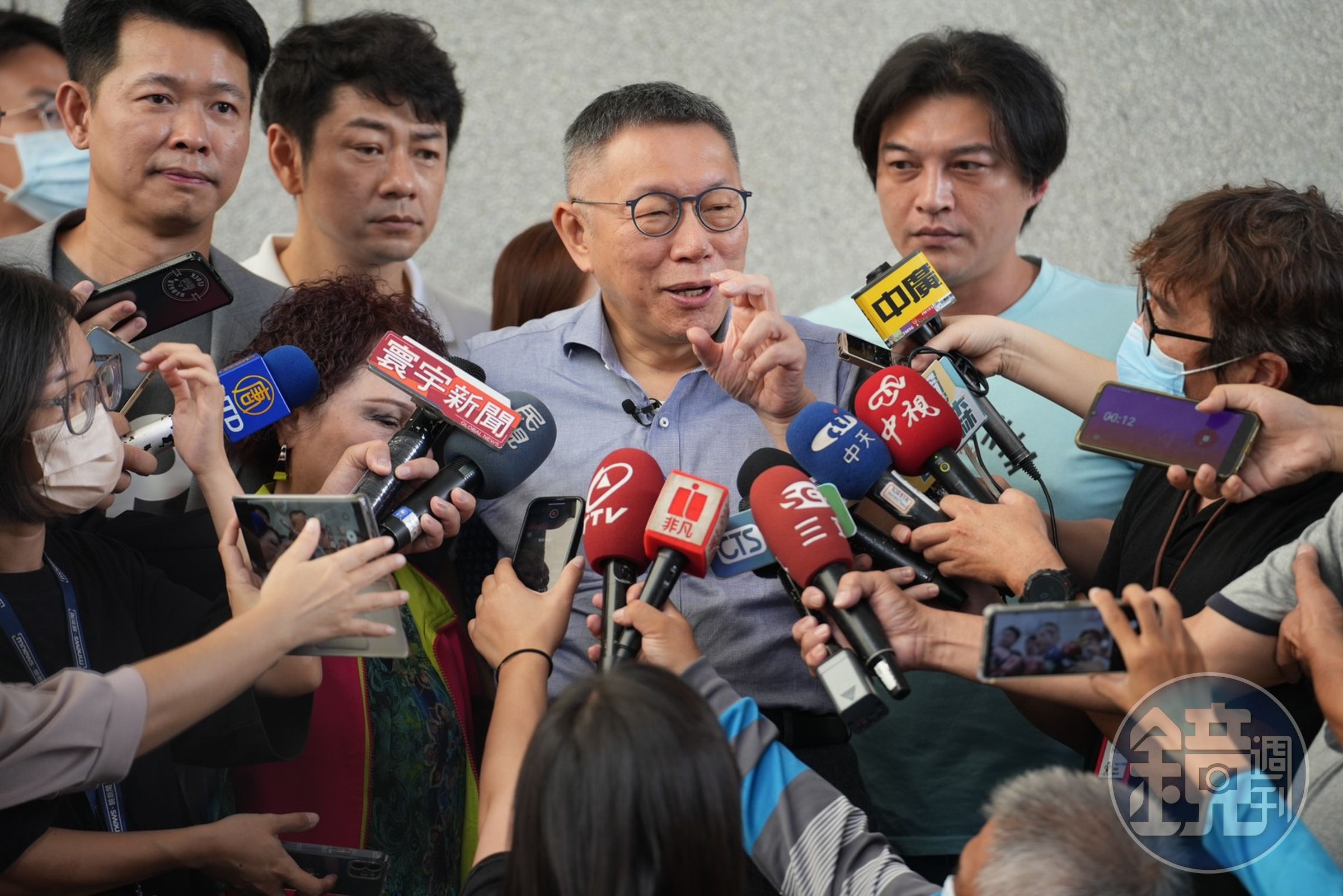 柯文哲今在高雄大東文化中心受訪,自曝彰化縣議長謝典林退黨後,曾與他通過電話。(民眾黨提供)