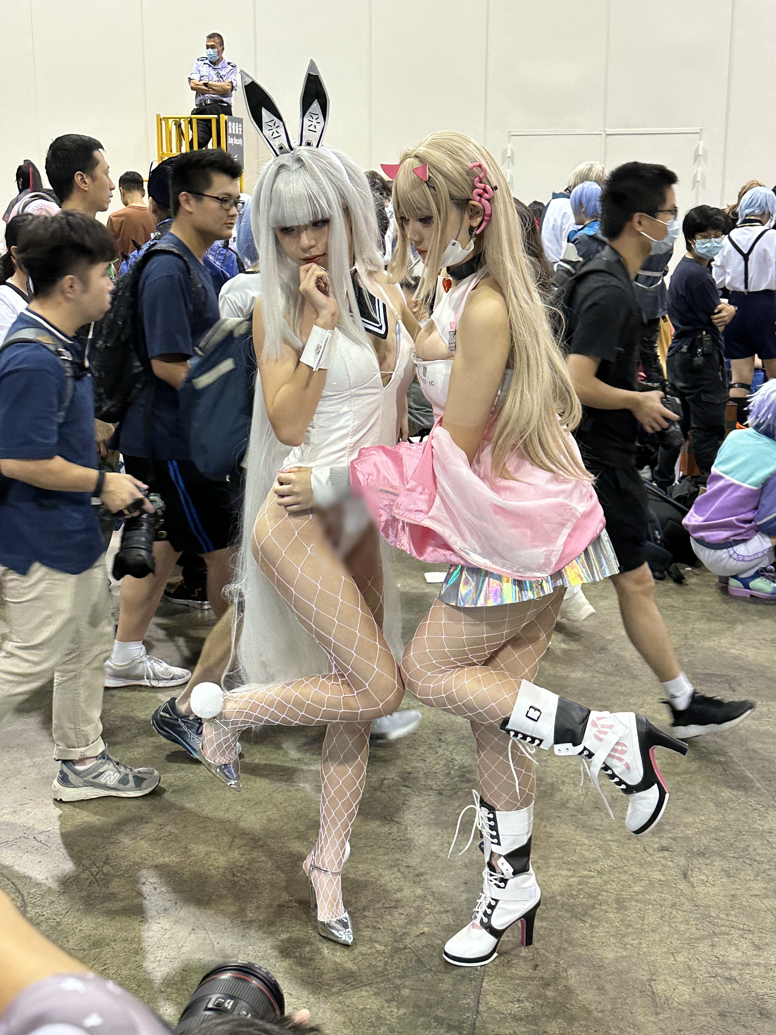 白衣女Coser疑似沒穿底褲就上陣。(翻自lihkg.com)
