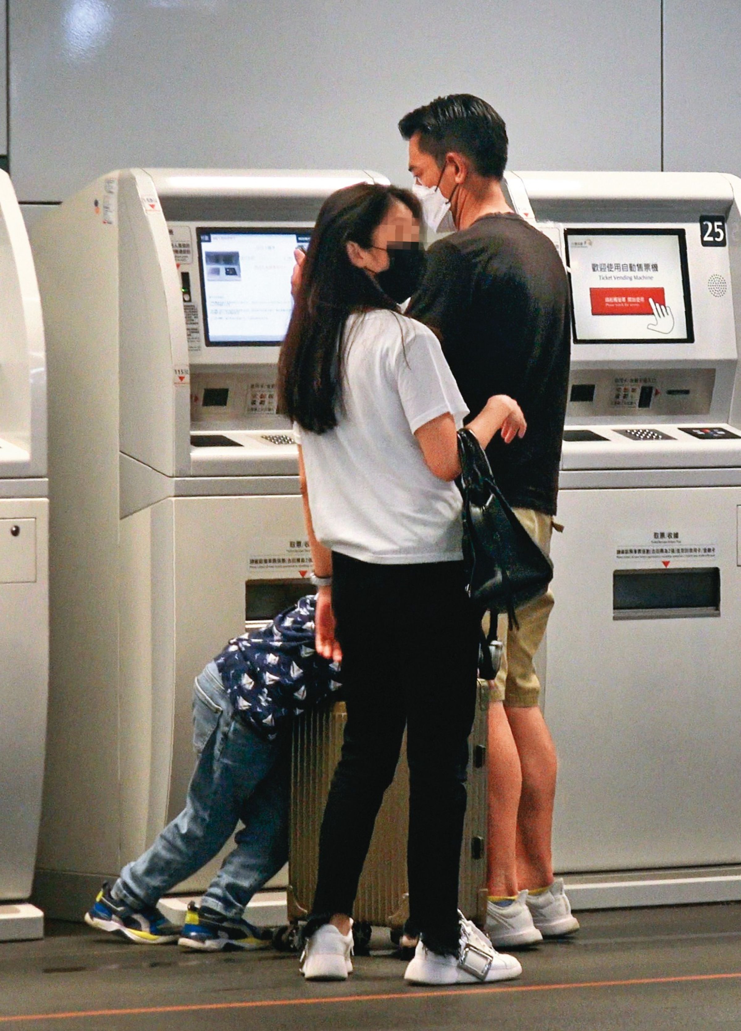 17：48，柯叔元在售票機前買高鐵票，3人的互動像極了一家天倫畫面。