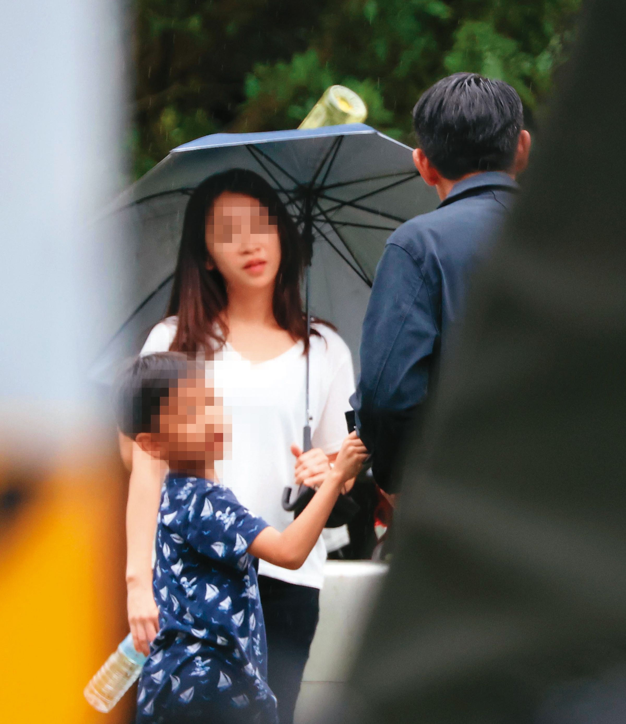 16:34 白衣女帶著小孩在劇組周邊走動,劇組工作人員都不以為意。