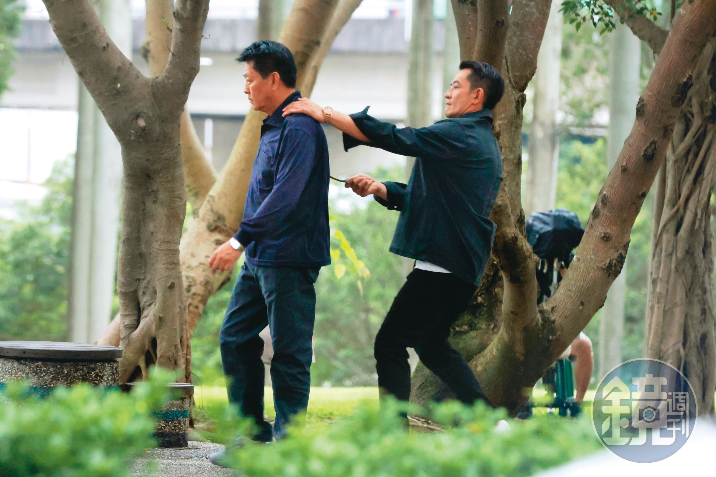 15:58 柯叔元(右)拿了樹枝從背後頂著庹宗華(左),像是在威脅他,兩人正拍攝衛視新戲。