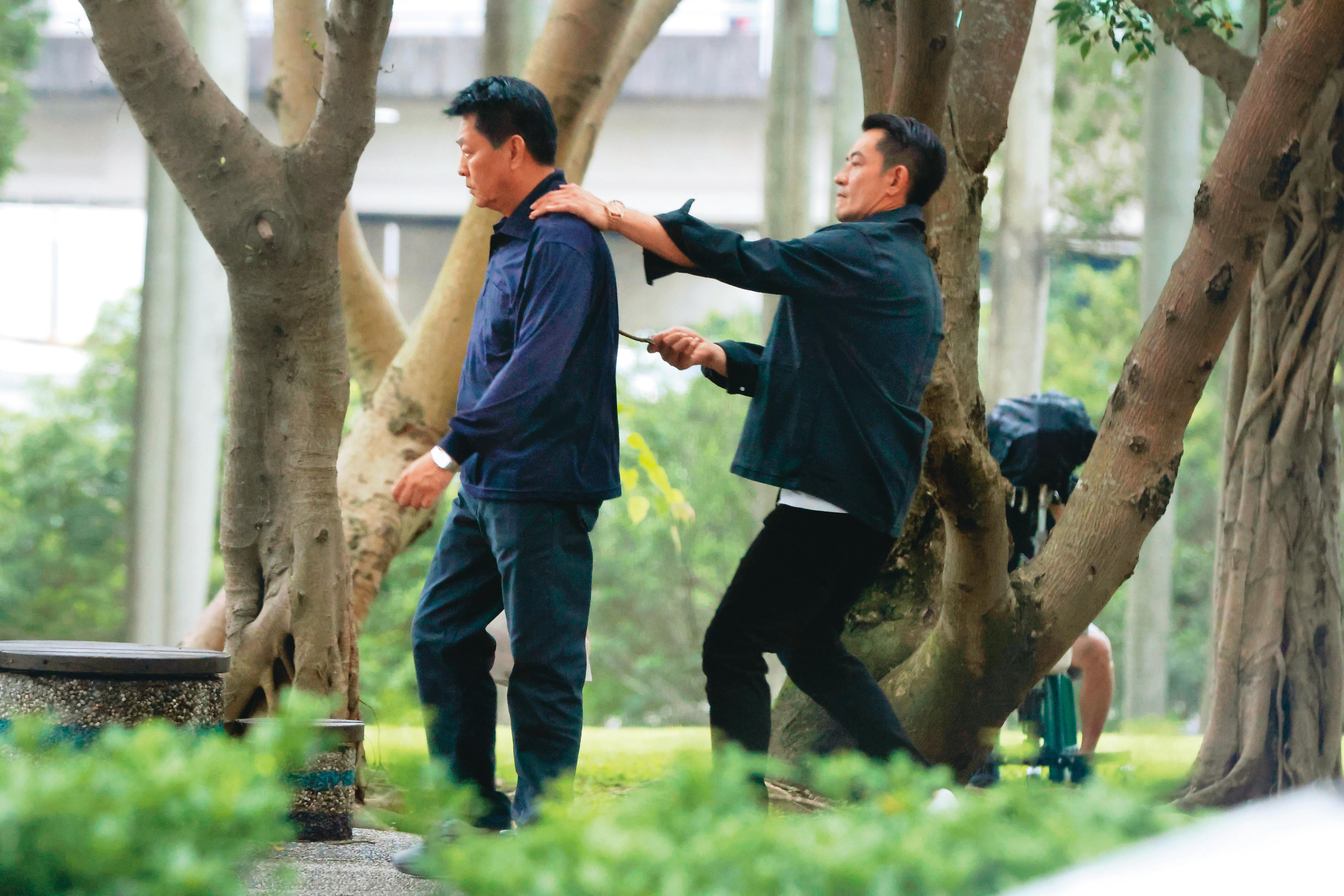 15:58 柯叔元(右)拿了樹枝從背後頂著庹宗華(左),像是在威脅他,兩人正拍攝衛視新戲。