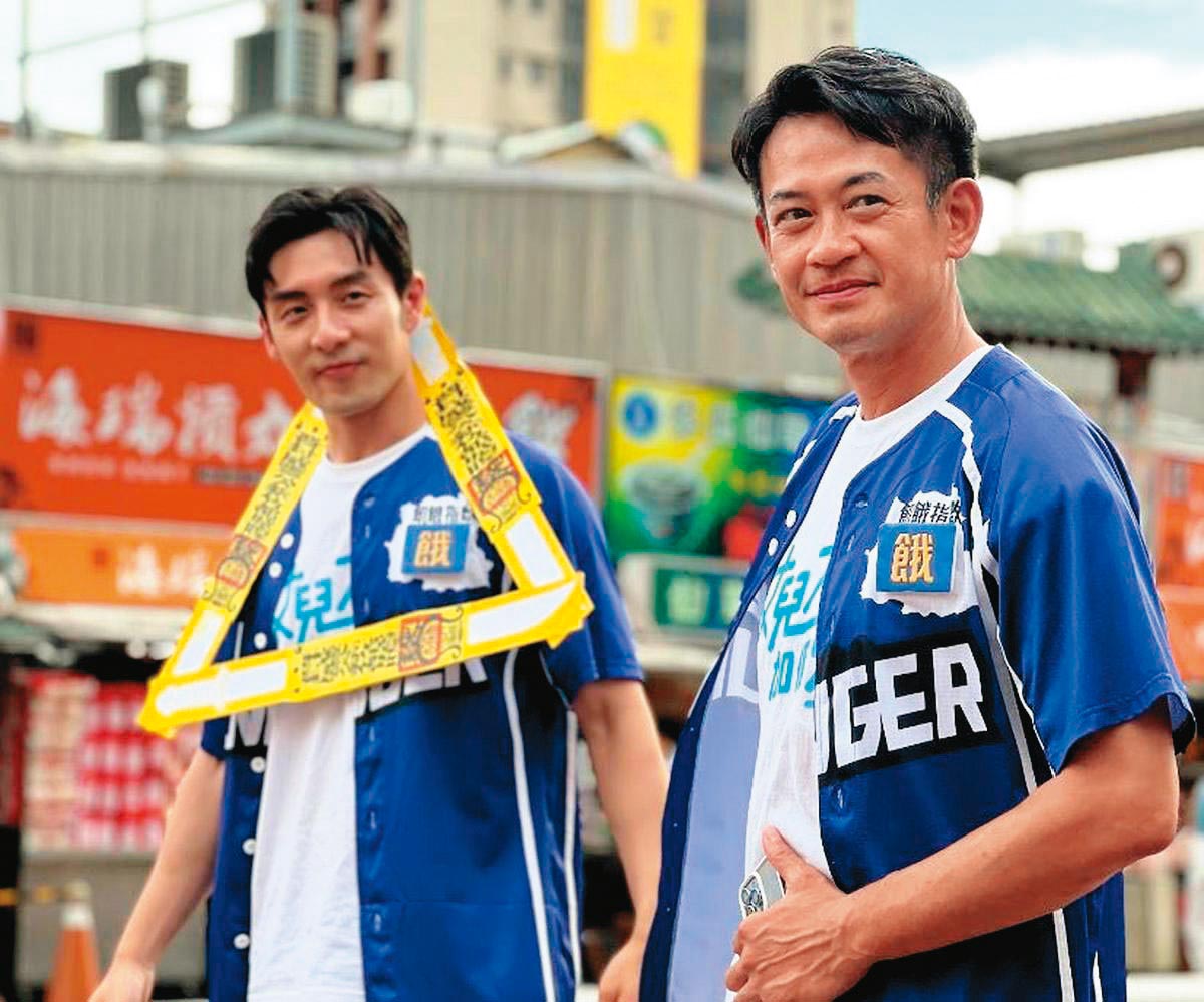 柯叔元(右)近期為了新戲頻上綜藝節目宣傳。(中視提供)