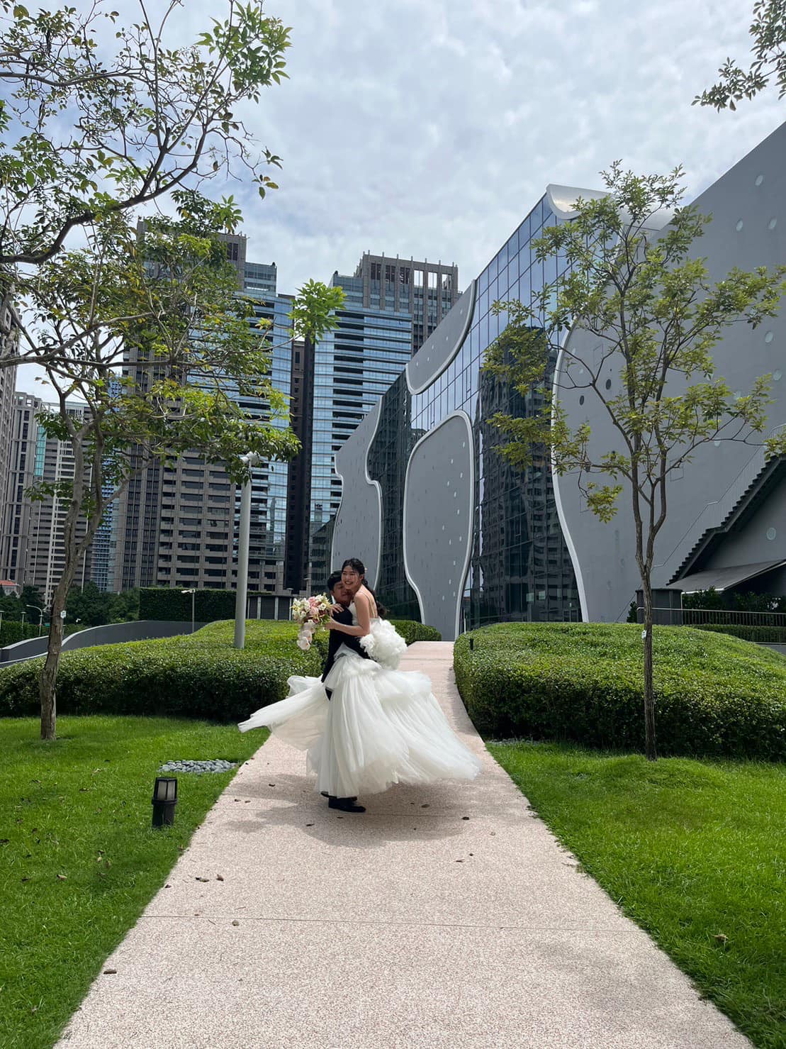 于浩威分享日前在台中國家歌劇院拍婚紗。（翻攝臉書）