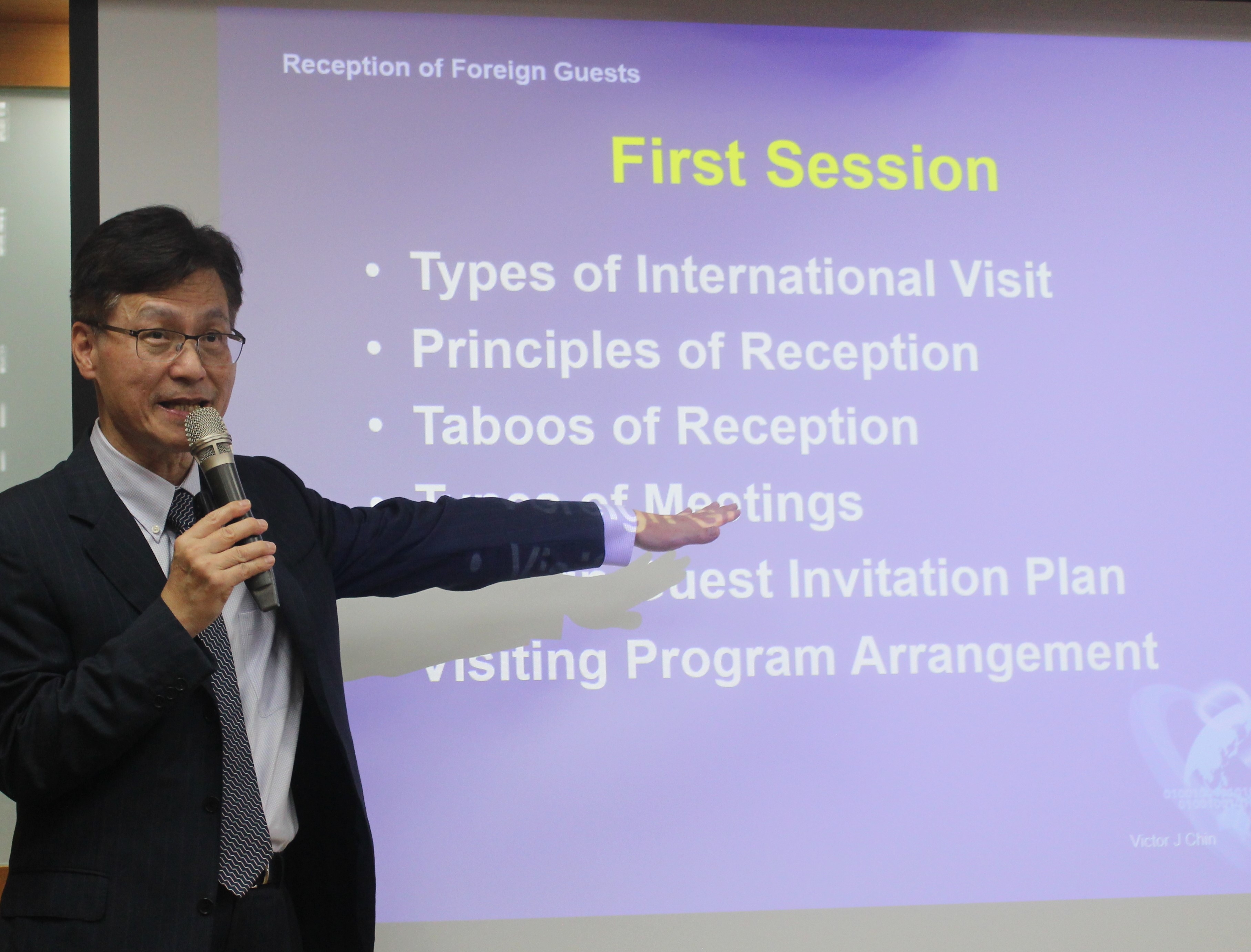 今年3月取代號稱「藍營口譯哥」黃裕鈞擔任國民黨駐美副代表的秦日新（Victor Chin），過去曾是外交部北美司長，2011年被停職。（翻攝自台灣師大官網）