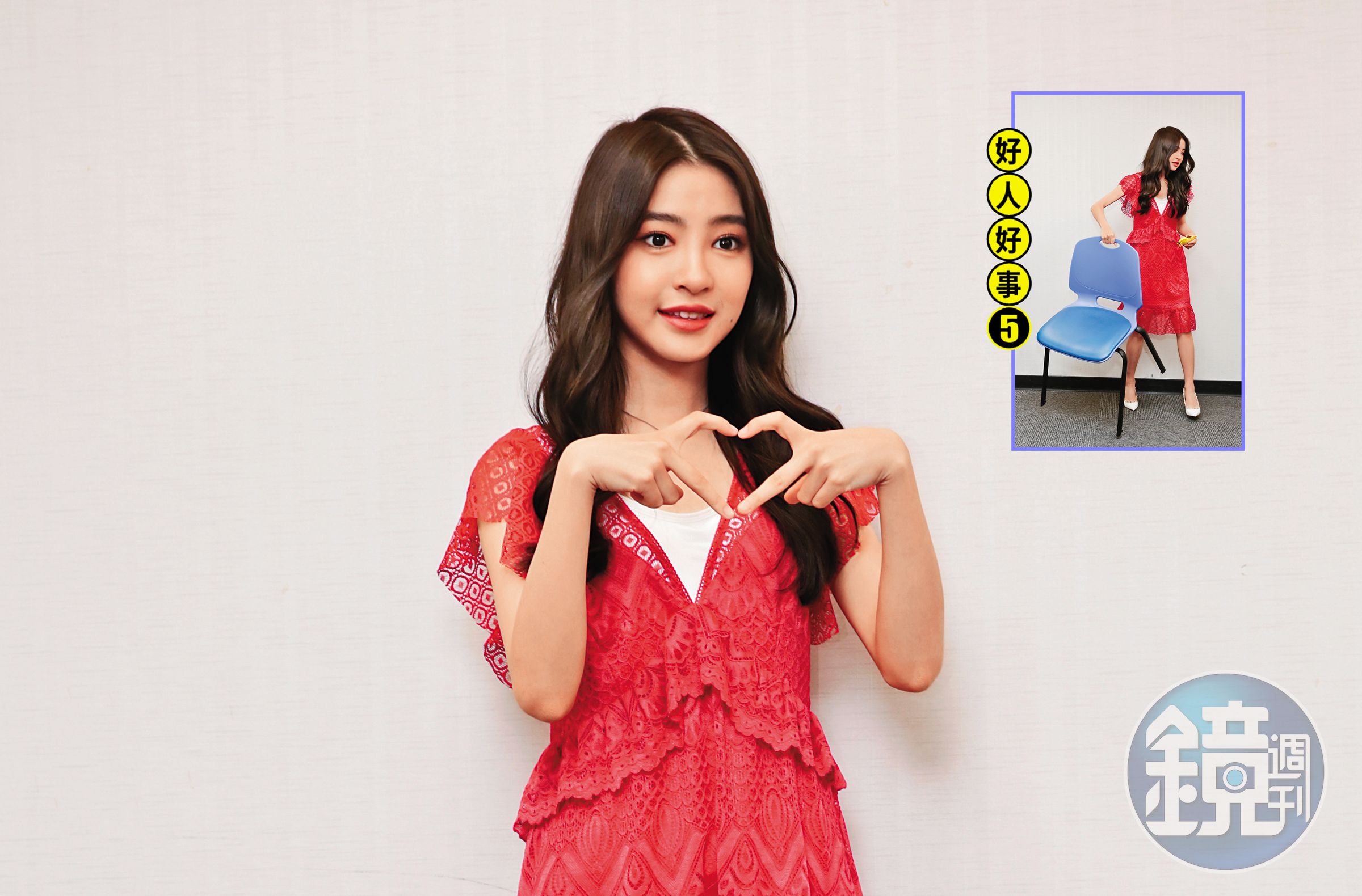 「最美星二代」韓菲貼心幫忙搬椅子，小編在此先喊王中平、余皓然一聲岳父、岳母。