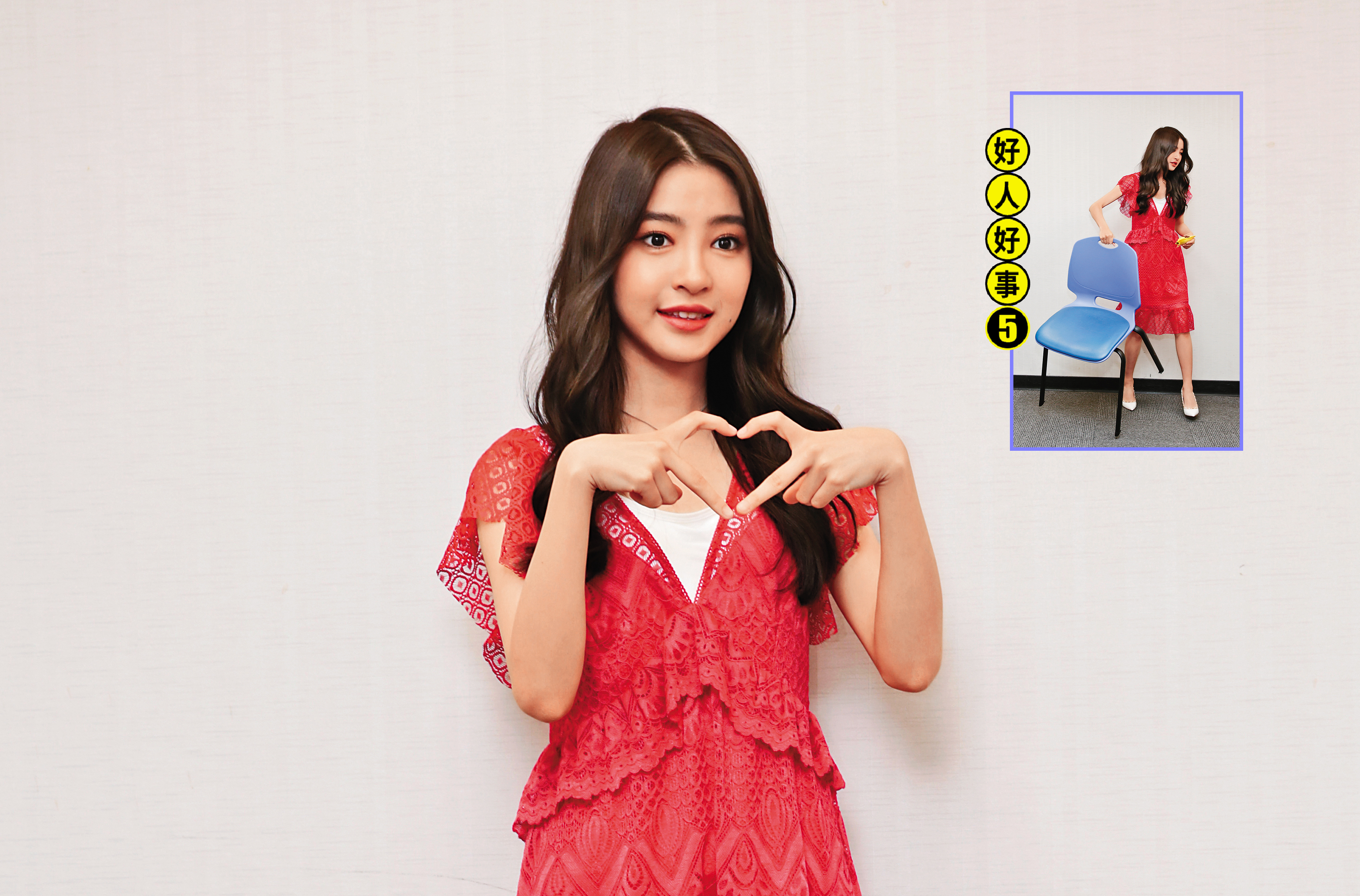 「最美星二代」韓菲貼心幫忙搬椅子，小編在此先喊王中平、余皓然一聲岳父、岳母。