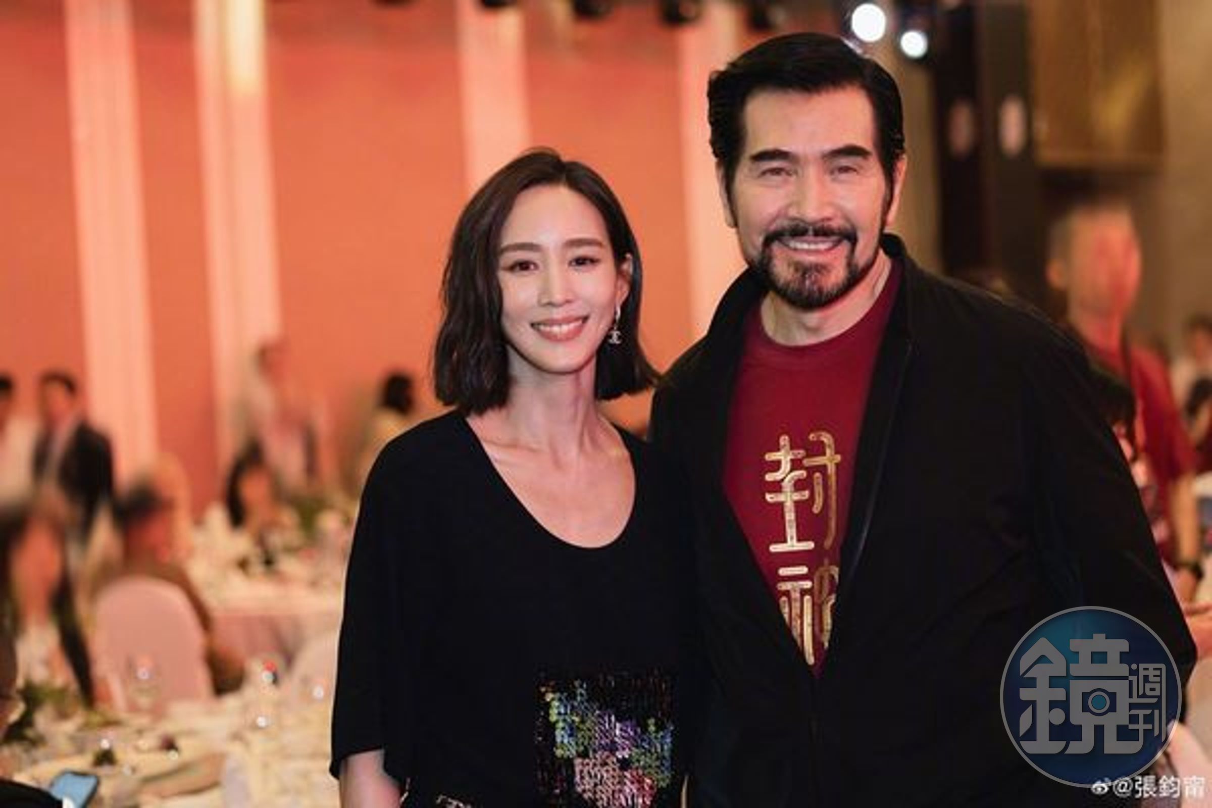 張鈞甯（左）與費翔（右）17年後再聚首，費翔的鬍男讓張鈞甯讚魅力依舊。（翻攝自張鈞甯微博）