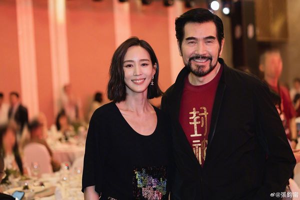 張鈞甯（左）與費翔（右）17年後再聚首，費翔的鬍男讓張鈞甯讚魅力依舊。（翻攝自張鈞甯微博）