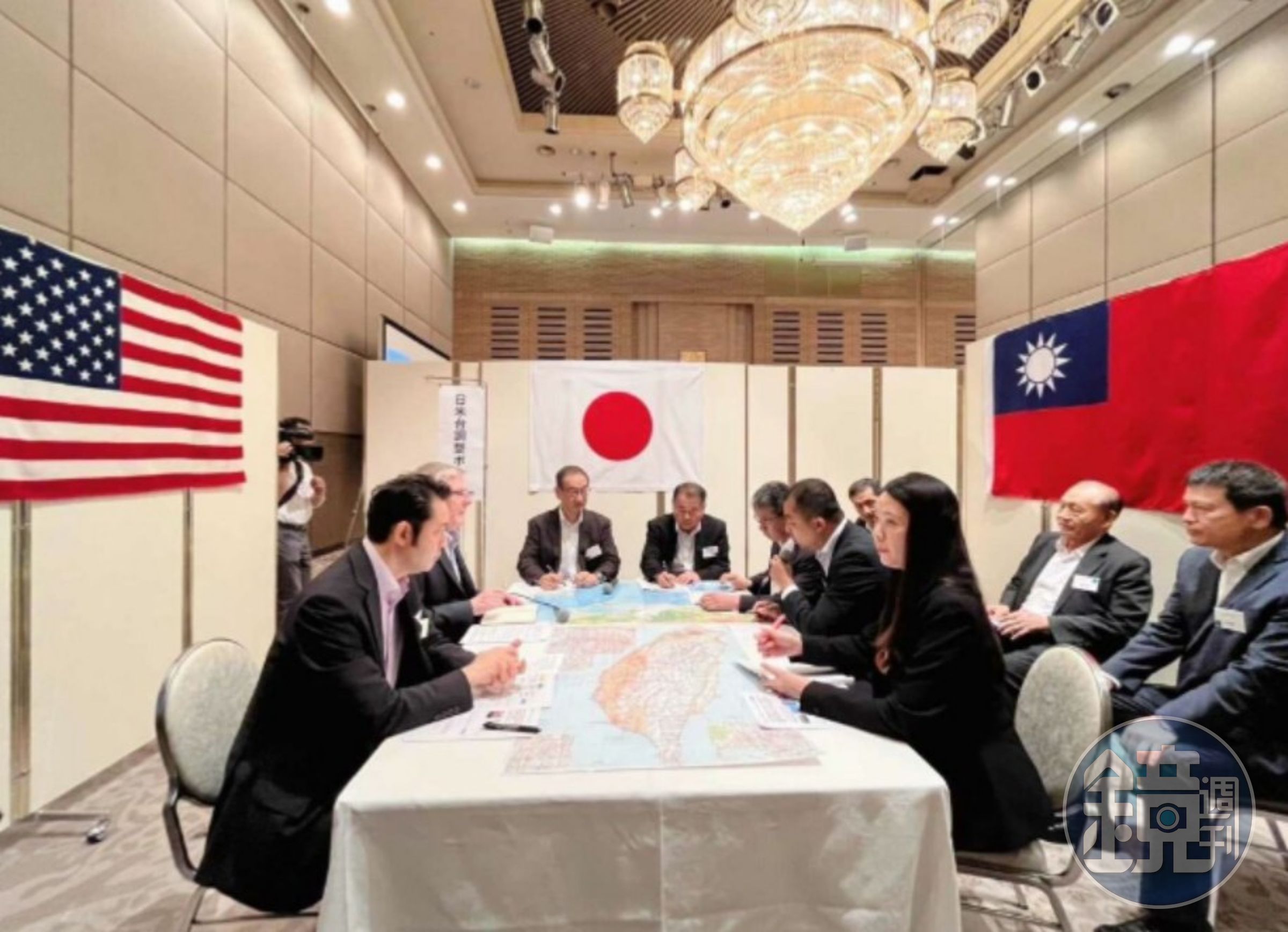 「日本戰略研究論壇」(JFSS)兵棋推演,場景設定為2027年中共犯台,會場有台美日三國國旗。(國防院提供)