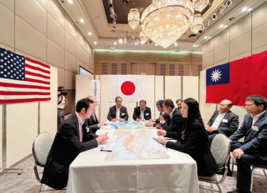 「日本戰略研究論壇」（JFSS）兵棋推演，場景設定為2027年中共犯台，會場有台美日三國國旗。（國防院提供）