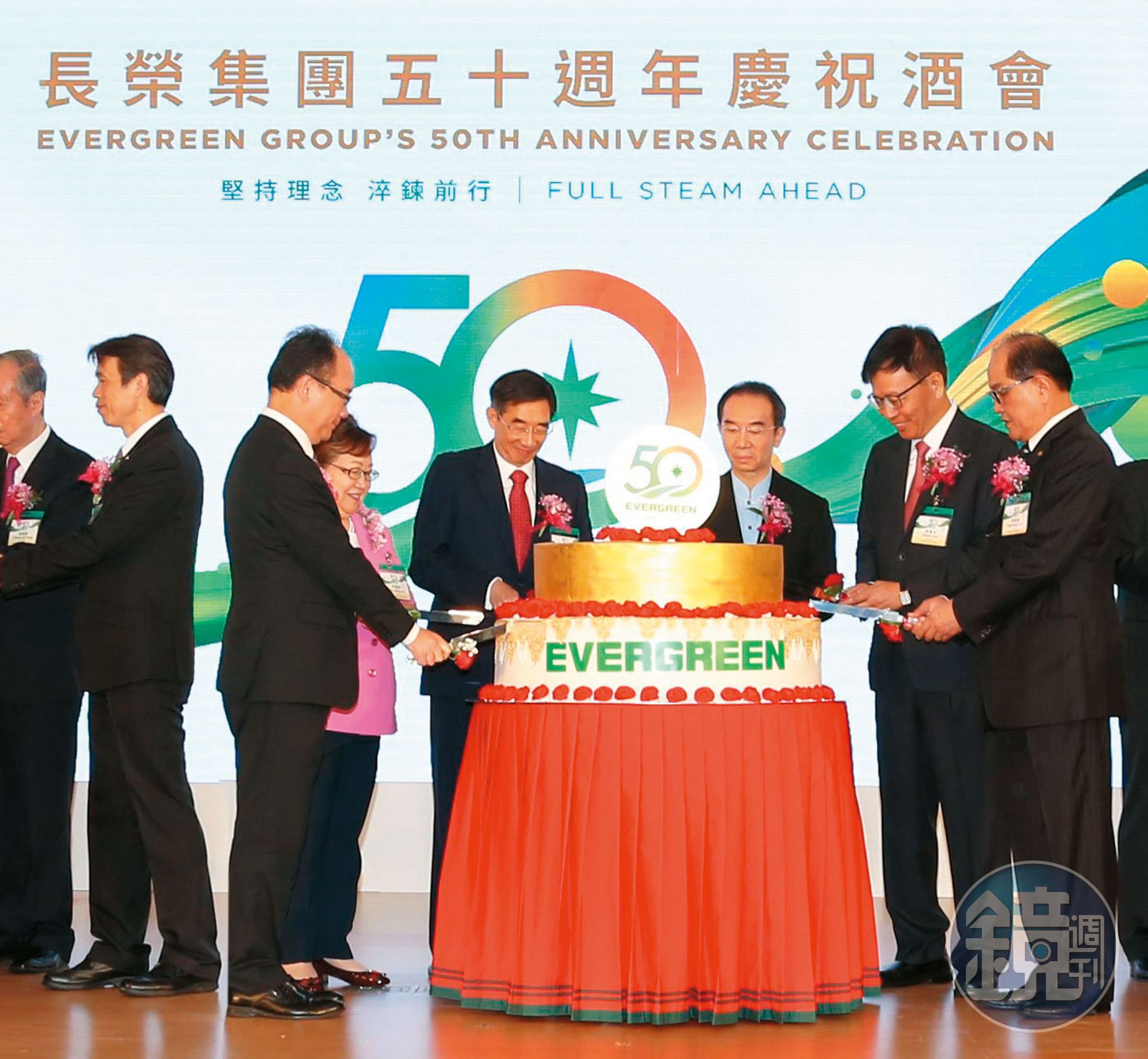 長榮集團分家由老大張國華(右4)、老三張國政(右3)主導,目前仍持續分產當中。(翻攝長榮官網)