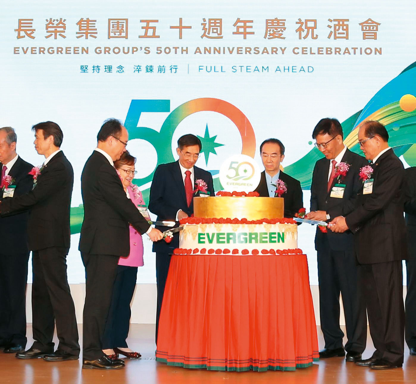 長榮集團分家由老大張國華（右4）、老三張國政（右3）主導，目前仍持續分產當中。（翻攝長榮官網）