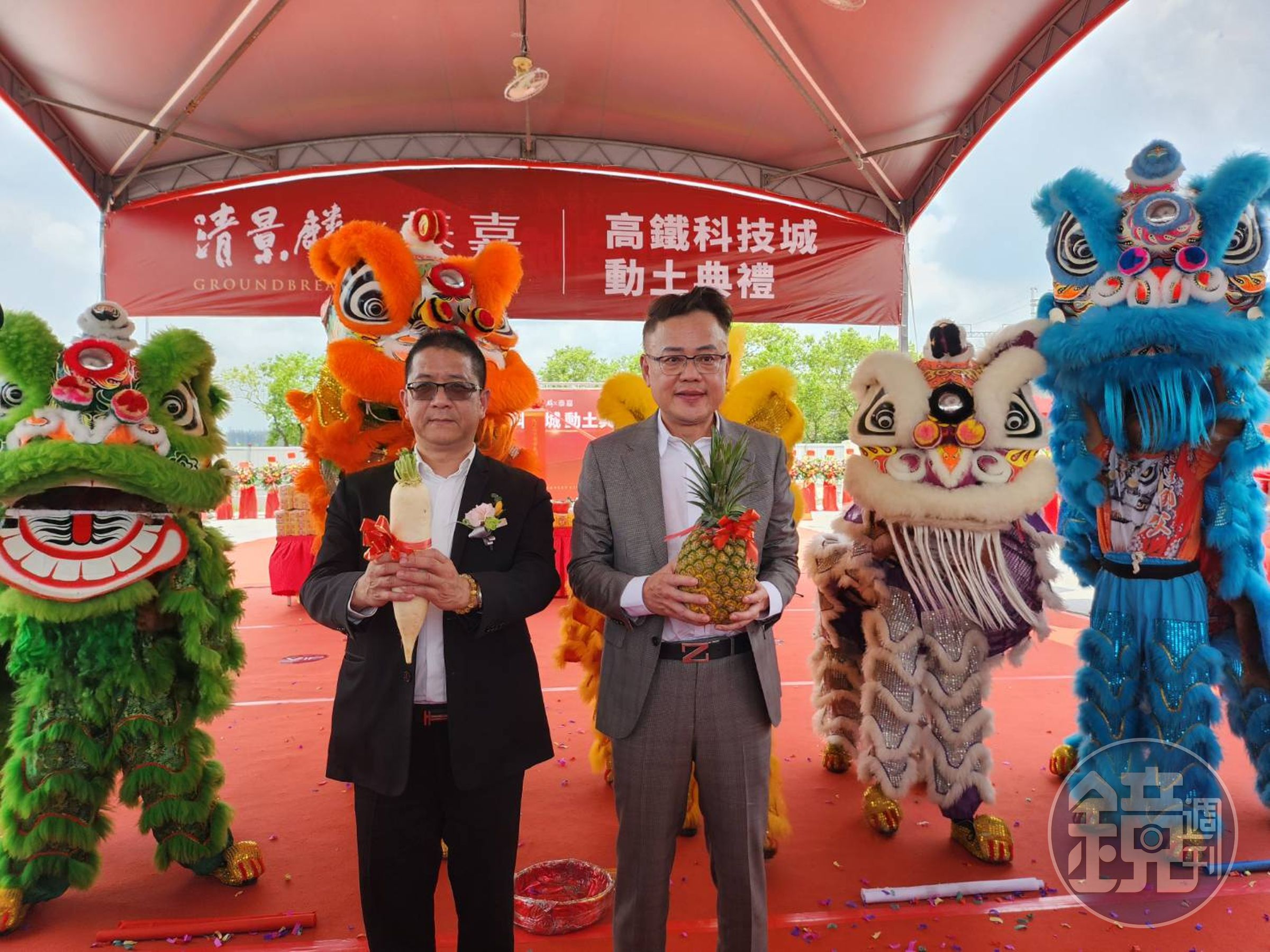 清景麟建築團隊與泰嘉開發合作推出的「高鐵科技城」於8月1日舉動土大典。右為清景麟建築團隊董事長林聰麟、左為泰嘉開發董事長呂金發。